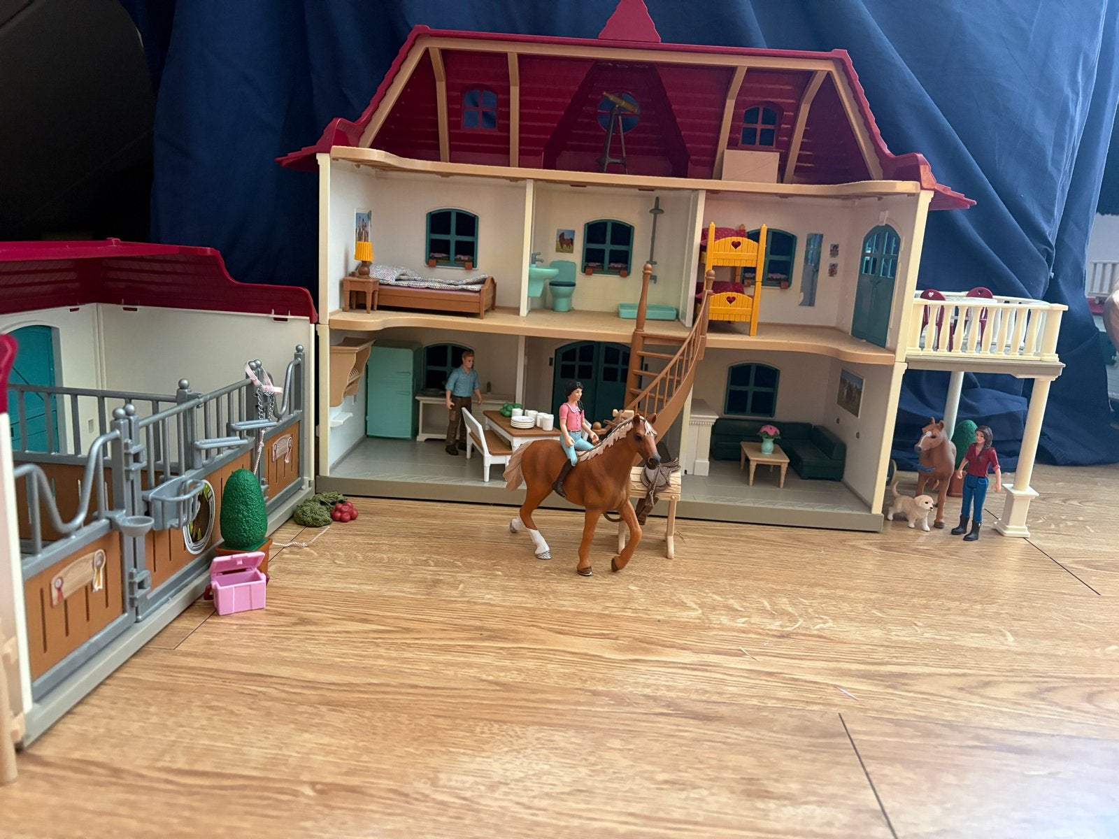 Schleich 42706 Groot Paardenhuis met Stal - Horse Club, Kinderen en Baby's, Ophalen of Verzenden, Zo goed als nieuw, Poppenhuis