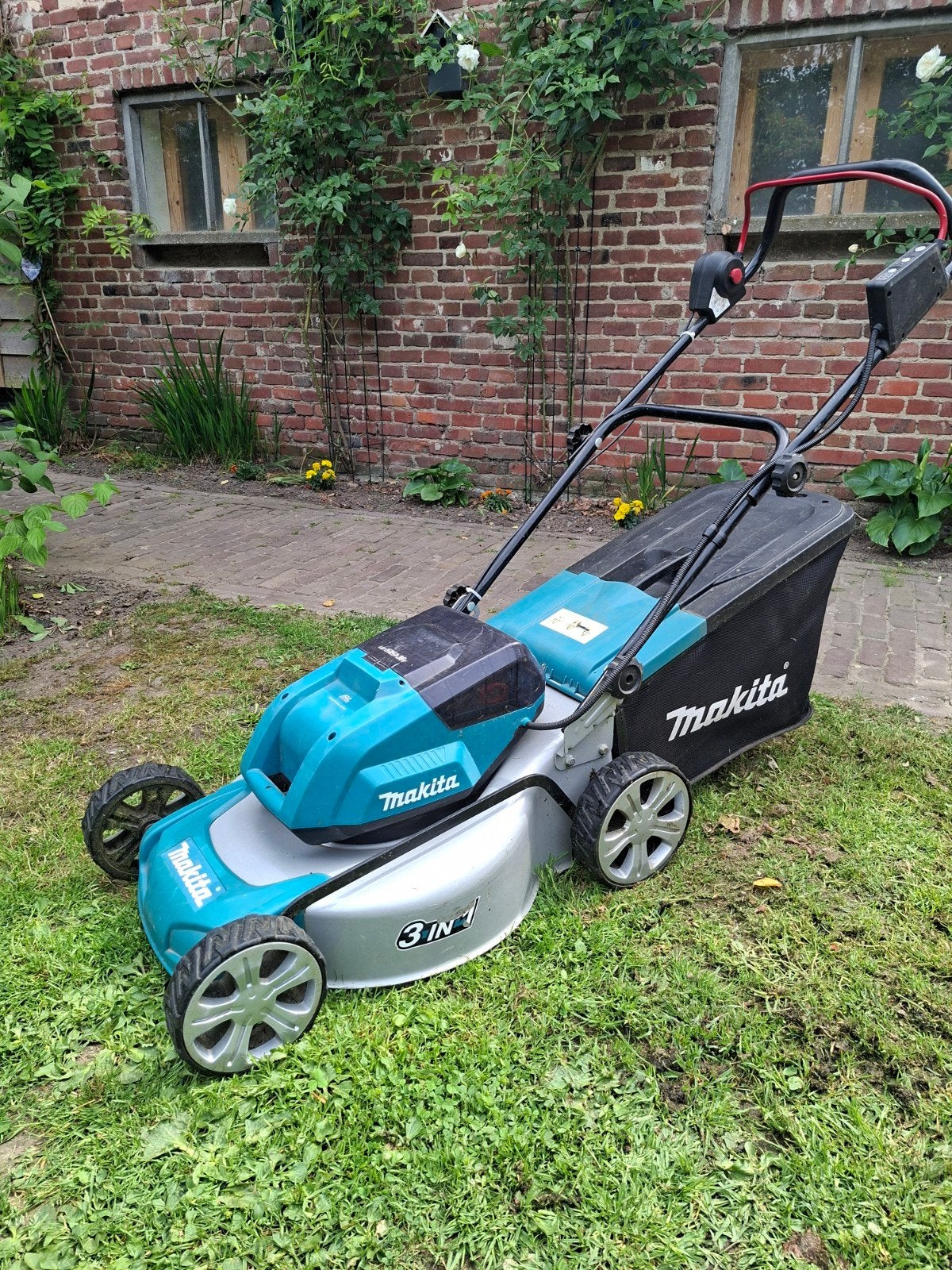 Makita DLM460 Accu maaier 36V (2x18V) - Incl accu en lader, Ophalen, Cirkelmaaier, Gebruikt, Accu-grasmaaier