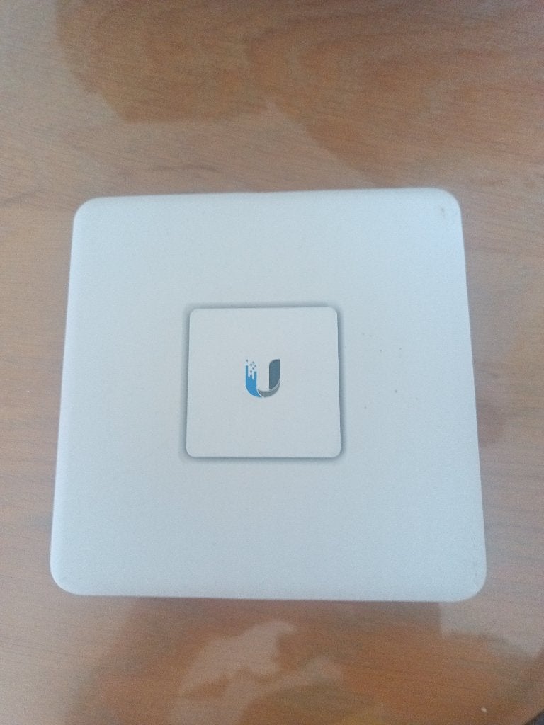 UniFi Security Gateway (USG), Ophalen of Verzenden, Gebruikt, Router, Ubiquiti Unifi