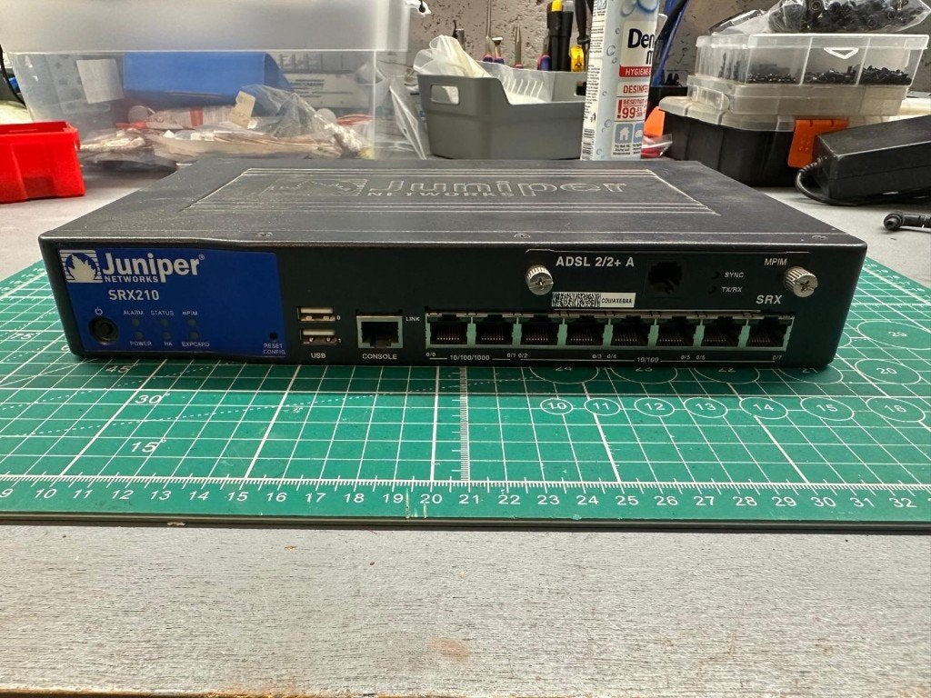 Juniper SRX210HE met ADSL2 module, Ophalen of Verzenden, Zo goed als nieuw, Router met modem, Juniper