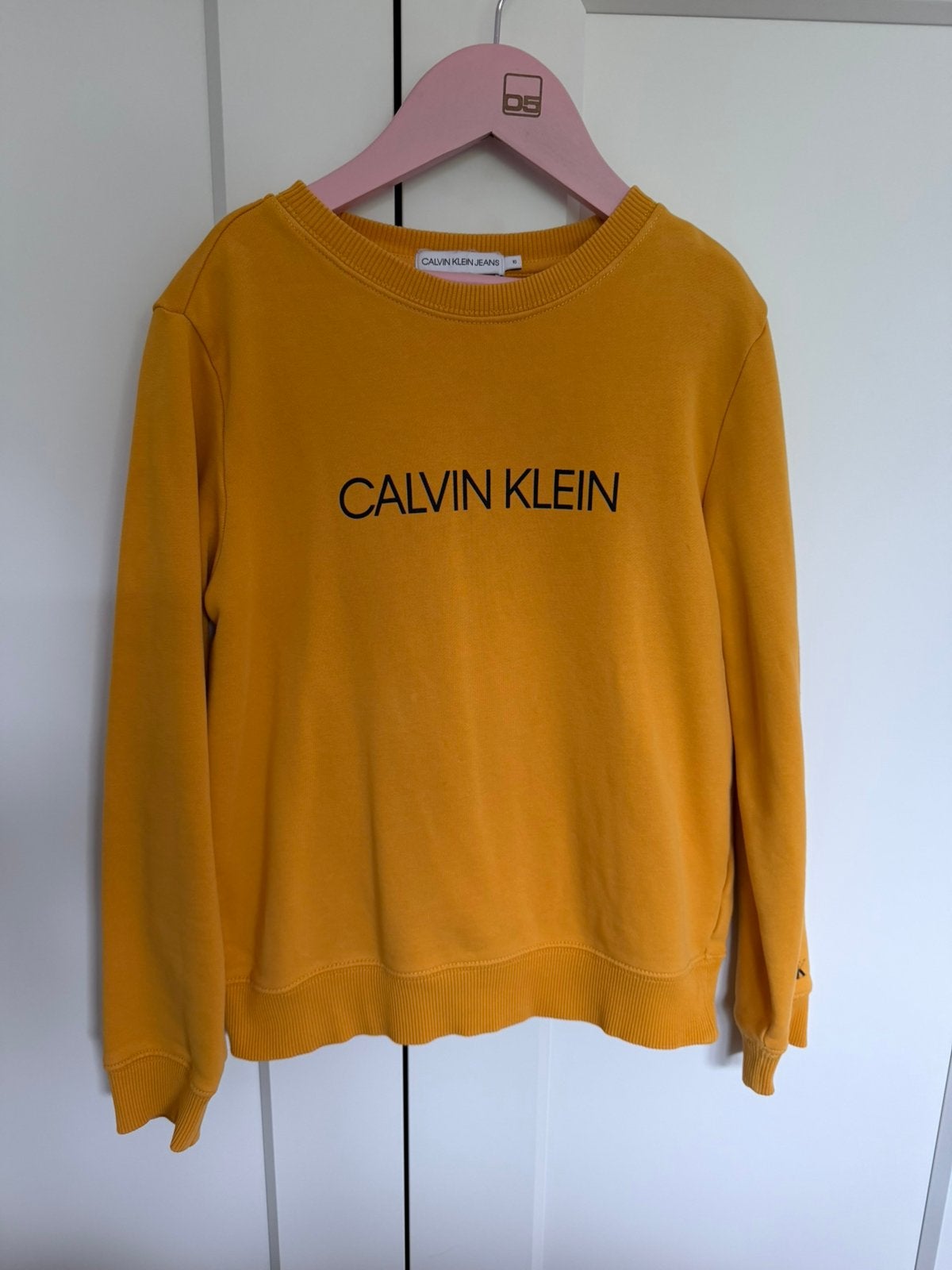 Calvin Klein Jeans okergele sweater maat 10 jaar, Kinderen en Baby's, Kinderkleding | Maat 140, Ophalen of Verzenden, Zo goed als nieuw
