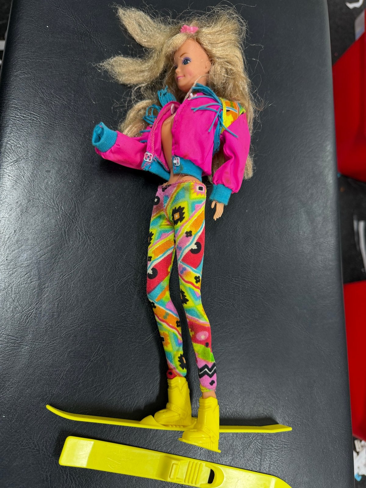 Vintage Barbie pop met ski-outfit en ski's, Ophalen of Verzenden, Gebruikt, Barbie