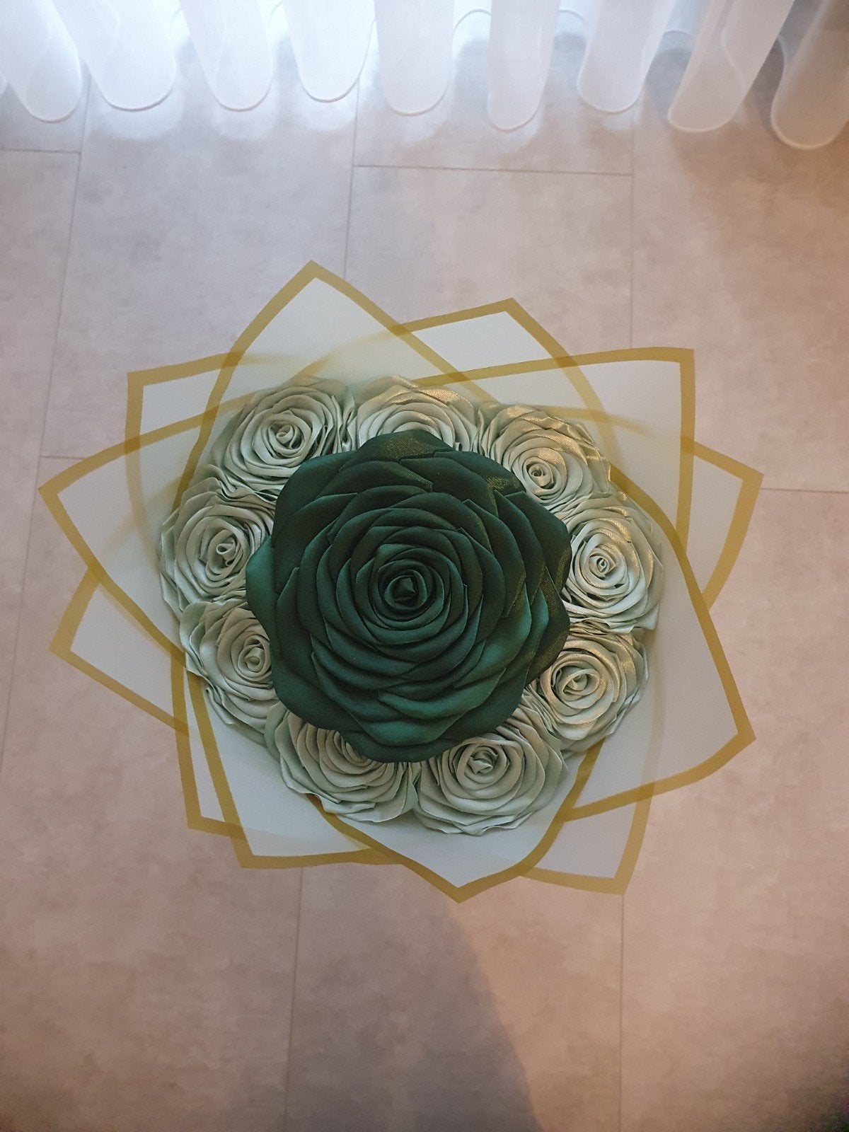 Kunst bloemen satijnen boeket - Groen/Beige, Meerkleurig, Overige stijlen, Nieuw, Ophalen of Verzenden