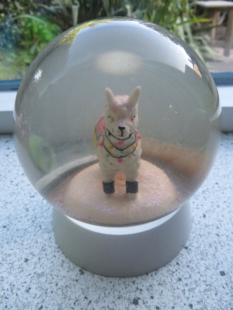 Sneeuwbol Lama met gekleurd dekje en beenwarmertjes, Ophalen of Verzenden, Gebruikt, Glas