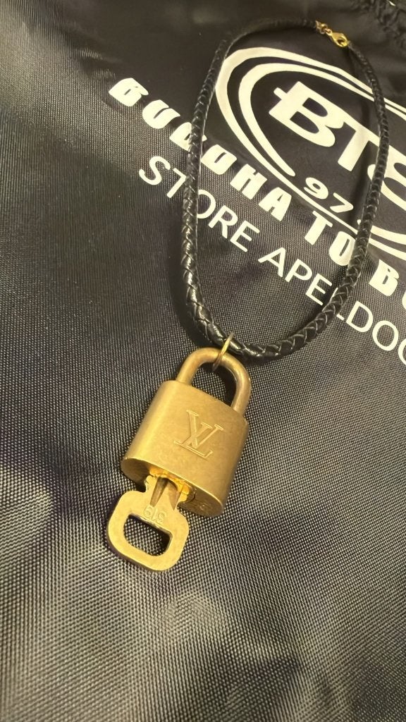 LEREN GEVLOCHTEN ZWARTE KETTING I.C.M. LOUIS VUITTON SLOTJE, Ophalen of Verzenden, Zo goed als nieuw, Goud, Overige materialen