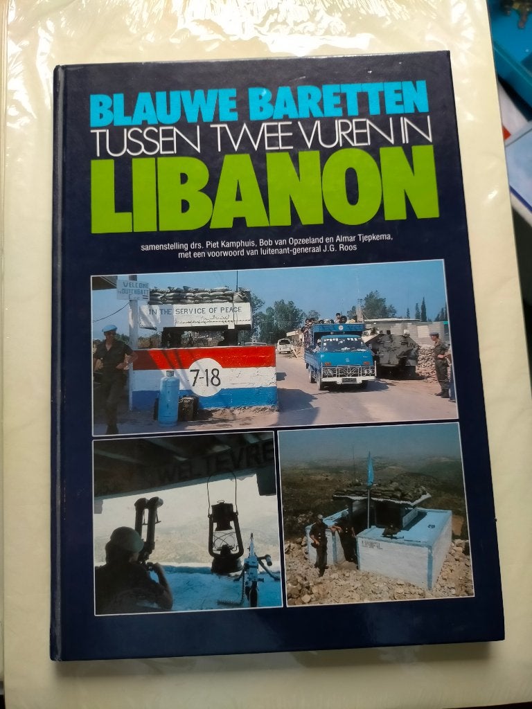 Boek Blauwe baretten tussen twee vuren in Libanon, Ophalen of Verzenden, Landmacht, Nederland, Boek of Tijdschrift
