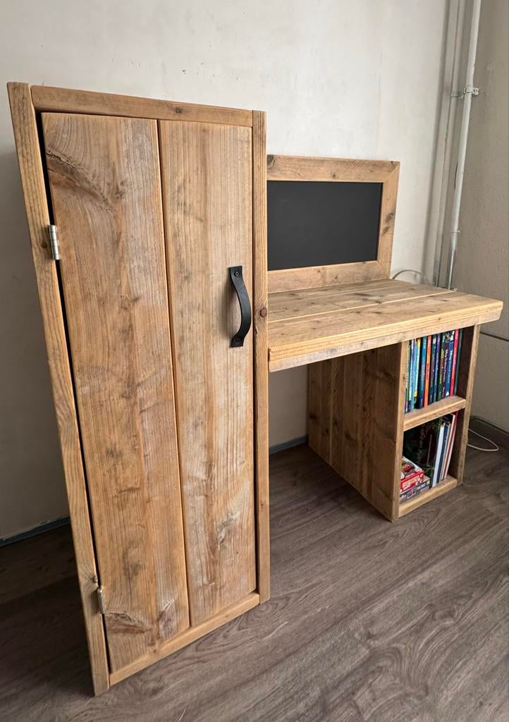 Houten kinderbureau met kast en krijtbord, Ophalen, Opbergruimte, Gebruikt, Hout