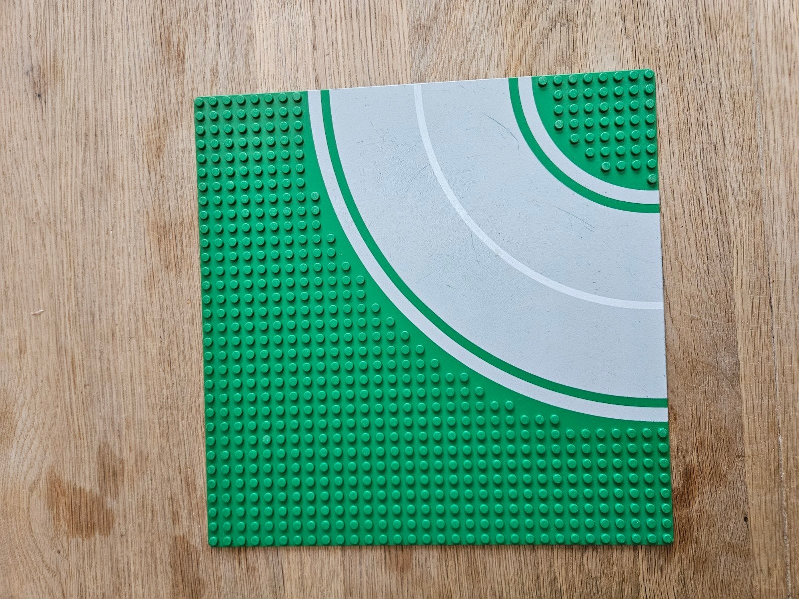 LEGO Grondplaat 82935 - Groen met bocht weg, Kinderen en Baby's, Speelgoed | Duplo en Lego, Lego, Ophalen of Verzenden, Grondplaat