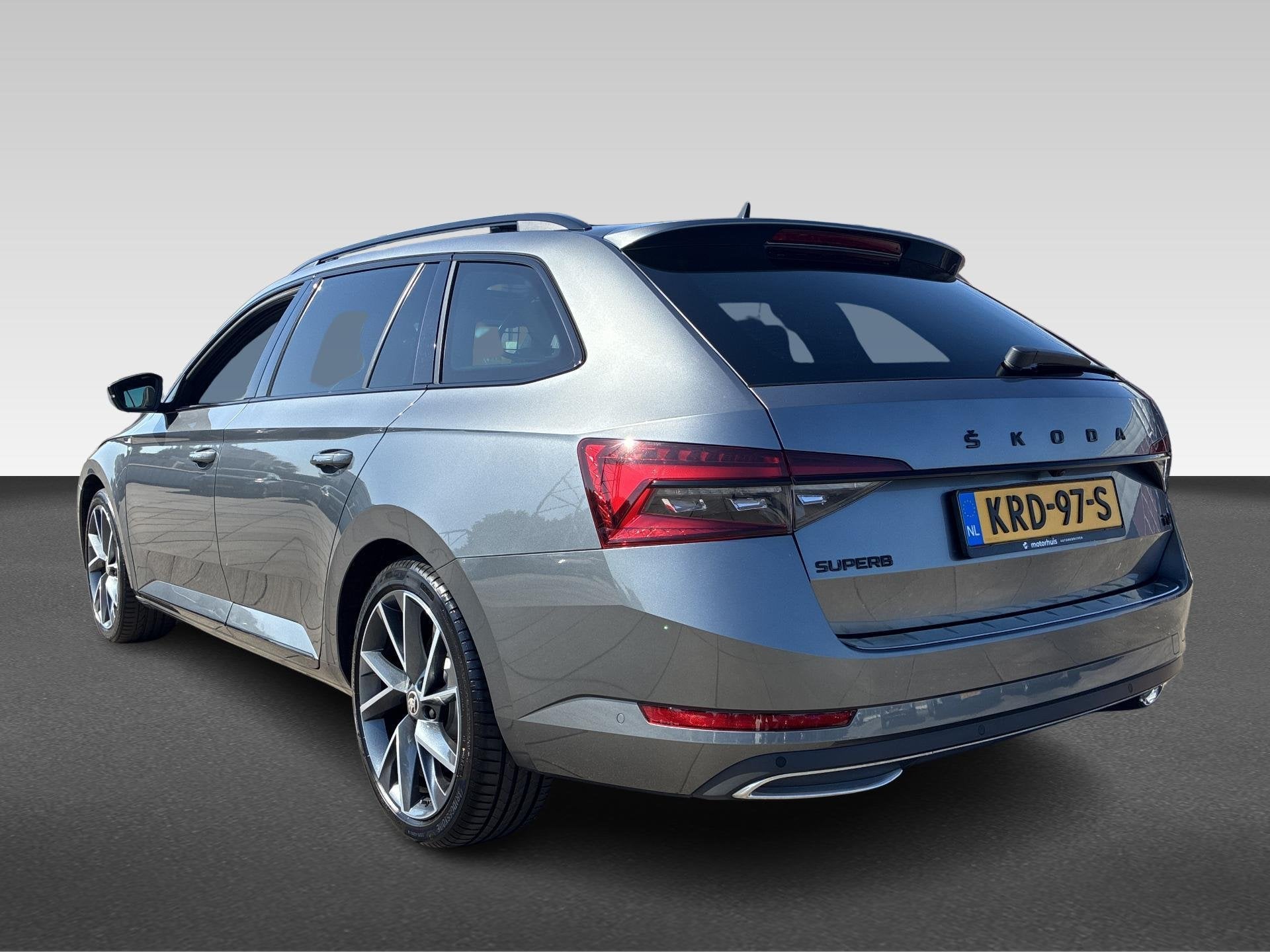 Skoda Superb Combi 1.4 Tsi PHEV 218 pk Automaat Sportline Pa, Automaat, Gebruikt, Alcantara, 1668 kg