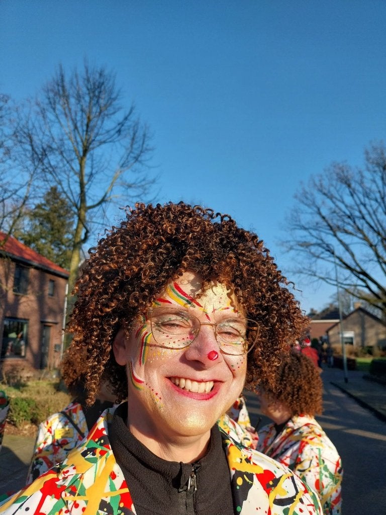 Pruiken (4) paars en (7) bruin en (13) roze, Ophalen of Verzenden, Zo goed als nieuw, Carnaval, Accessoires