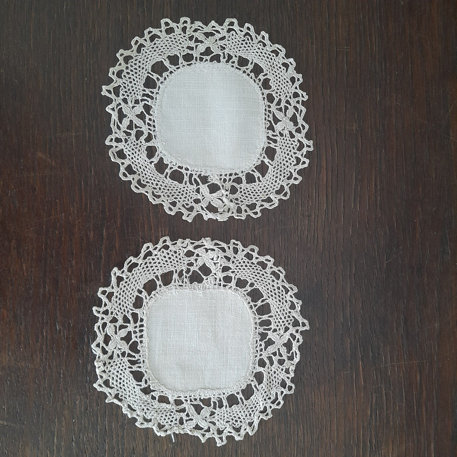 2 ruime brocante linnen onderzetters met brede gehaakte rand, Ophalen of Verzenden, Beige