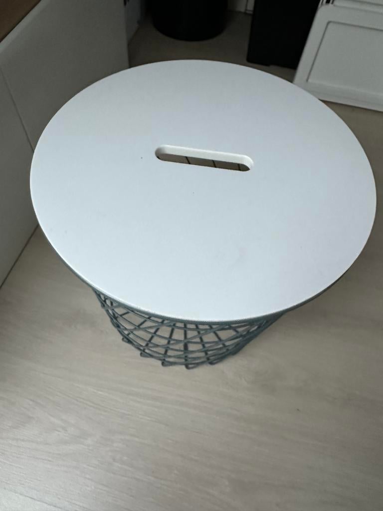 Ronde bijzettafel met metalen mand en wit blad, Huis en Inrichting, Tafels | Bijzettafels, Ophalen, Minder dan 45 cm, Minder dan 55 cm