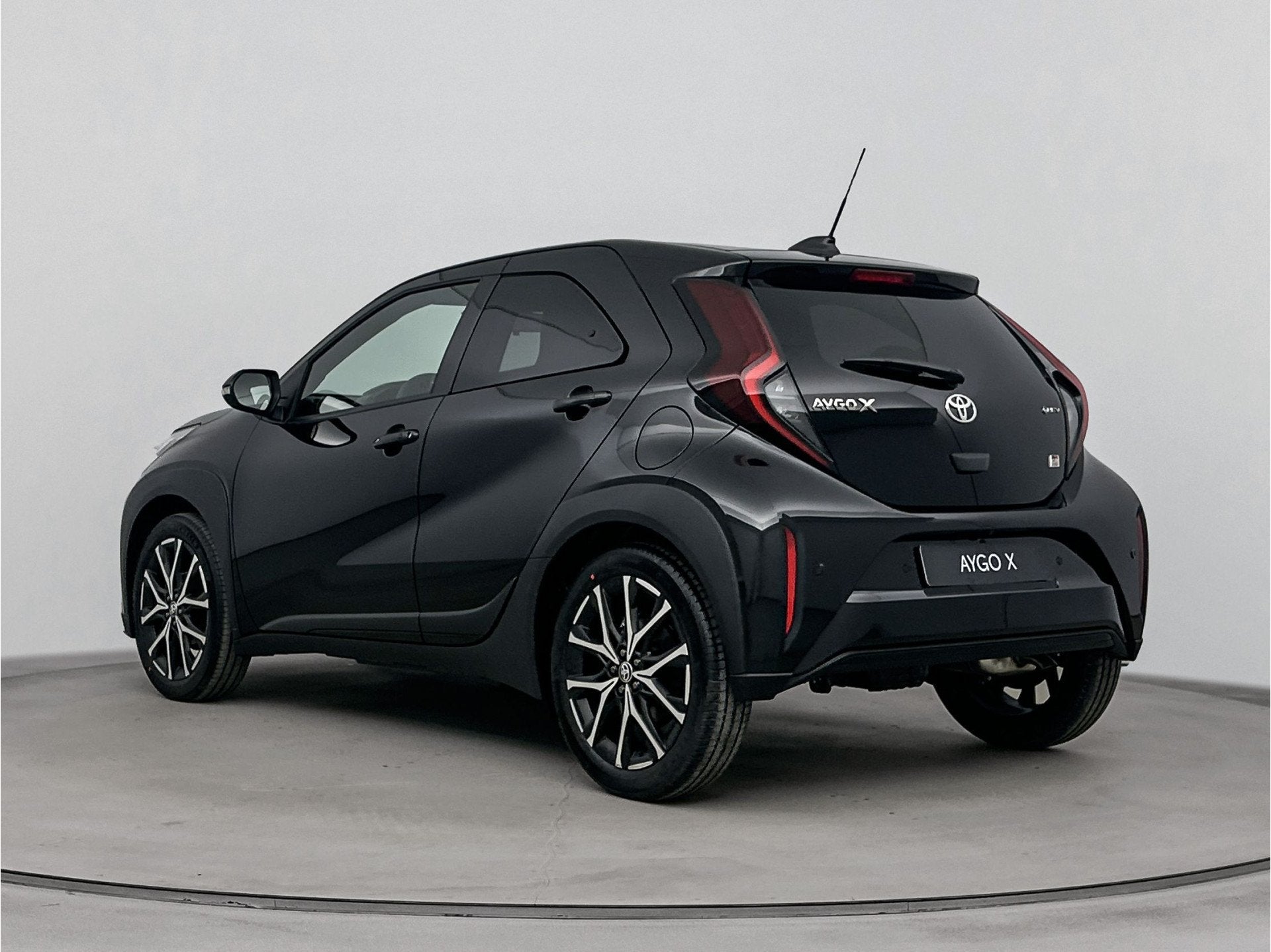 Toyota Aygo X Hybrid 115 GR Sport | Apple Carplay & Android, 12 maanden, Adaptive Cruise Control, Zwart, 4 stoelen