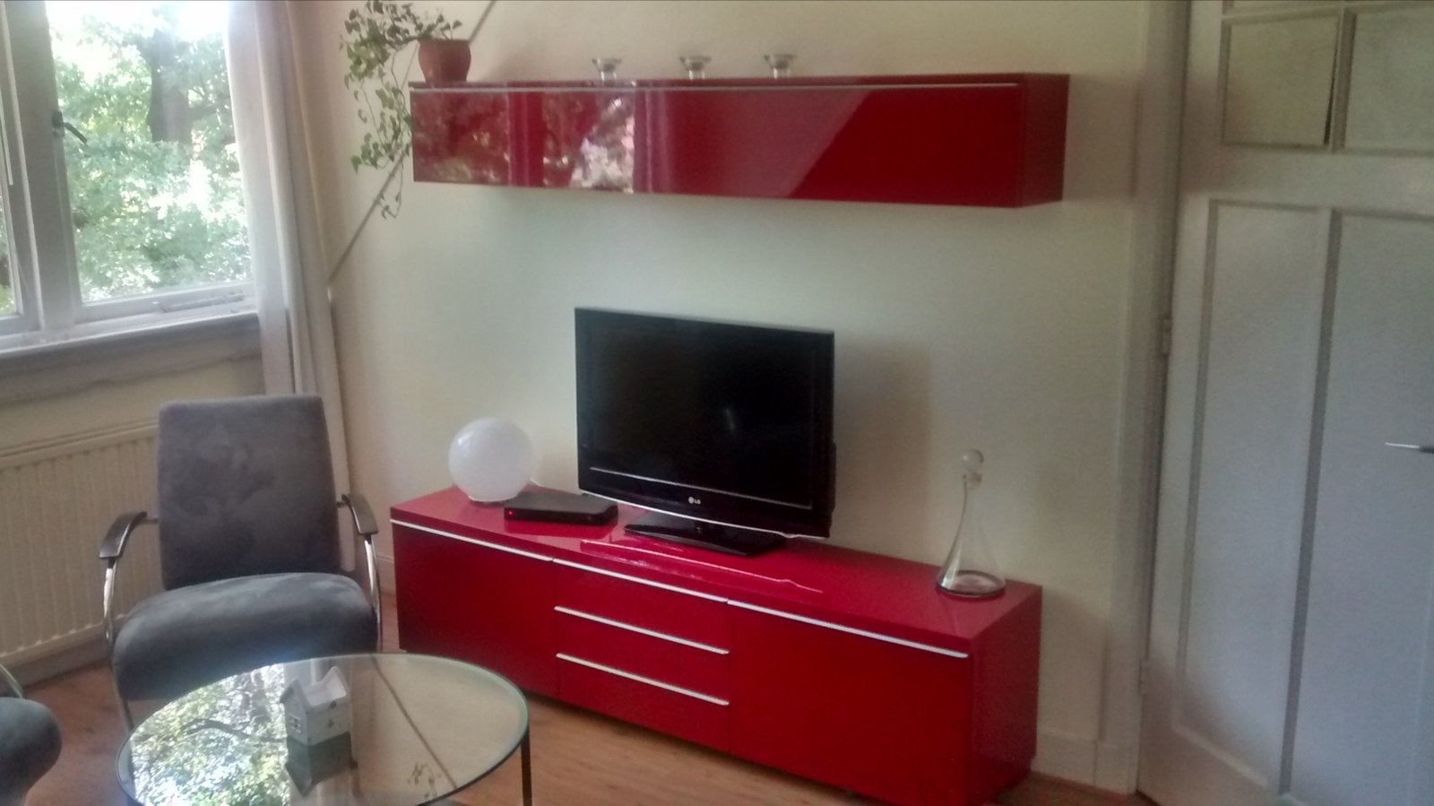 Moderne rode tv-meubel met wandkast IKEA, Ophalen, Overige materialen, Gebruikt, 150 tot 200 cm