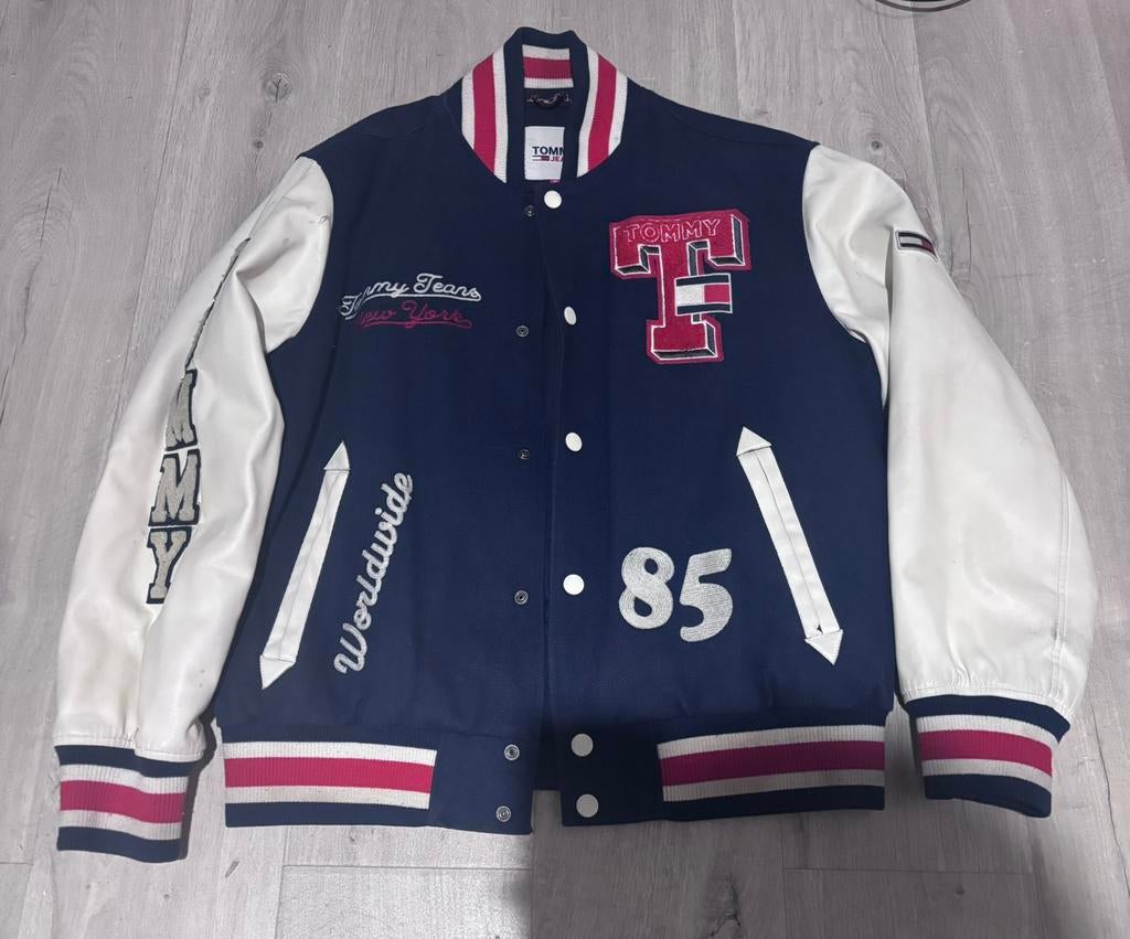 Tommy Jeans Collegiate Letterman Jacket  Navy/White Maat M, Kleding | Heren, Jassen | Winter, Ophalen of Verzenden, Zo goed als nieuw