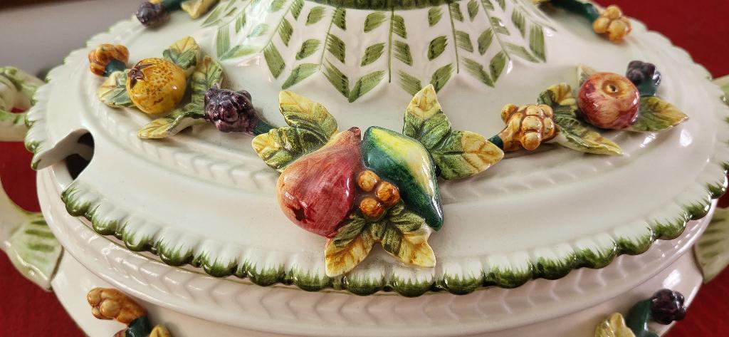 Capodimonte Italy Tureen Dish with Cover Decoration., Antiek en Kunst, Ophalen