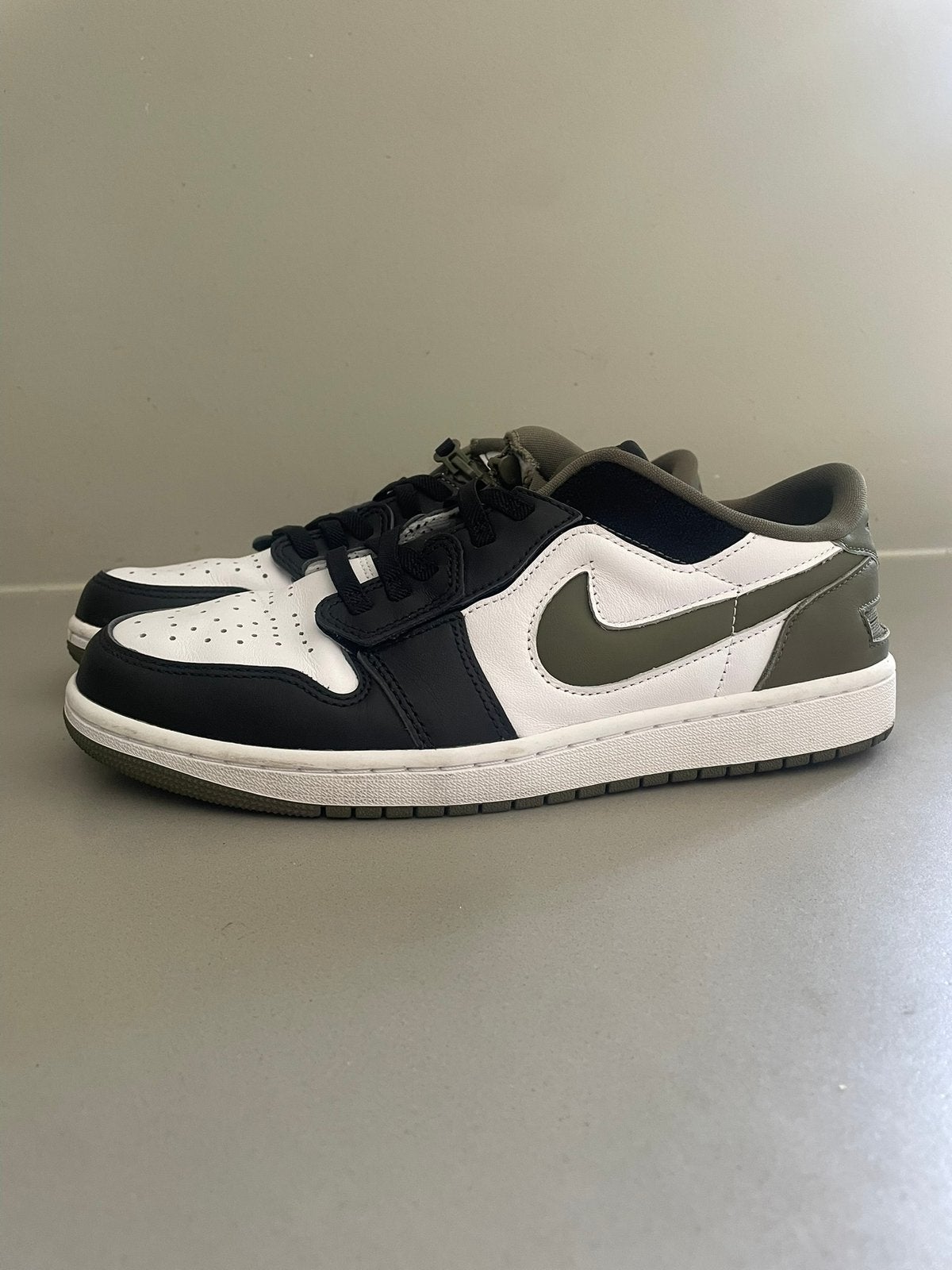 Nike Air Jordan 1 Low EasyOn Medium Olive – EU 44 – Nieuw, Kleding | Heren, Schoenen, Overige kleuren, Nike, Nieuw, Ophalen of Verzenden