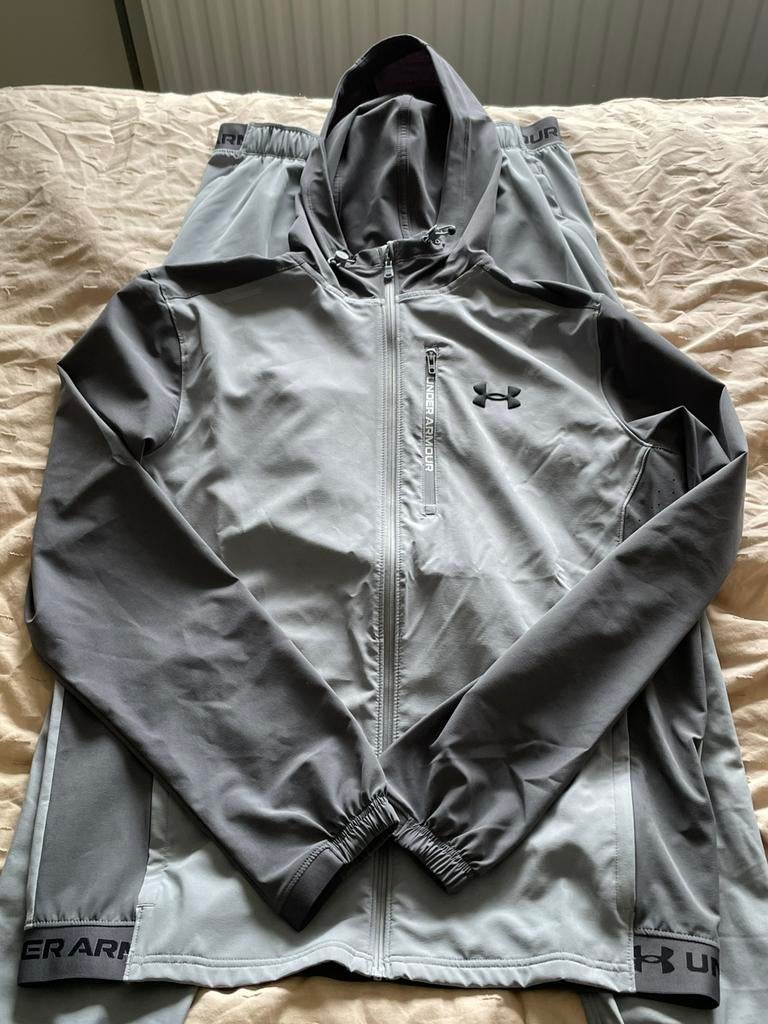 Under Armour trainingspak grijs M, Kleding | Heren, Sportkleding, Maat 48/50 (M), Nieuw, Ophalen of Verzenden, Grijs