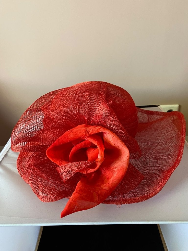 Elegante rode handgemaakte hoed met bloemdetail, 56 of 57 cm (M, 7 of 7⅛ inch), Hoed, Ophalen of Verzenden, Onbekend