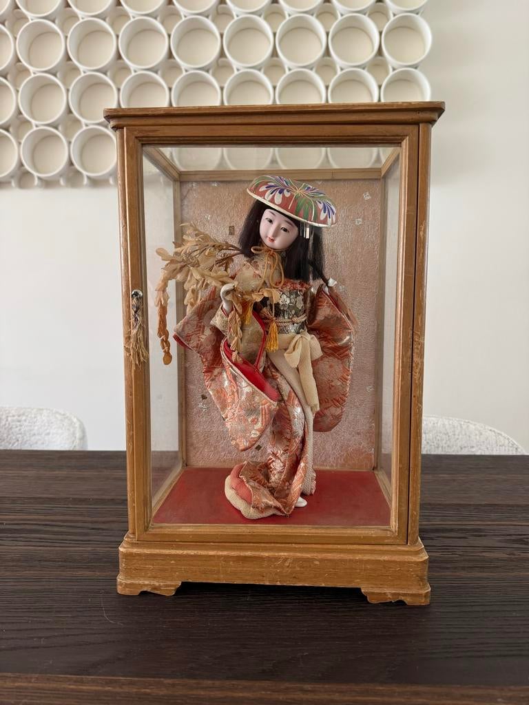 Vintage Japanse pop in vitrine - Perfecte staat, Verzamelen, Poppen, Ophalen, Zo goed als nieuw, Pop
