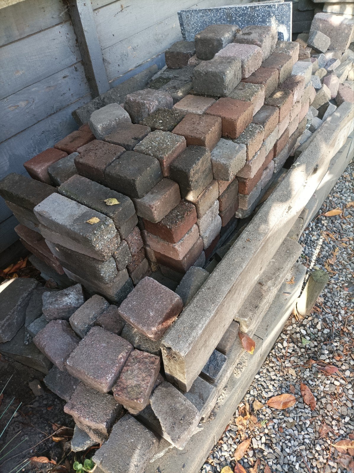 GRATIS gebruikte koppelstones, in goede staat,  en wat waalf, Ophalen, Gebruikt, Beton, Klinkers