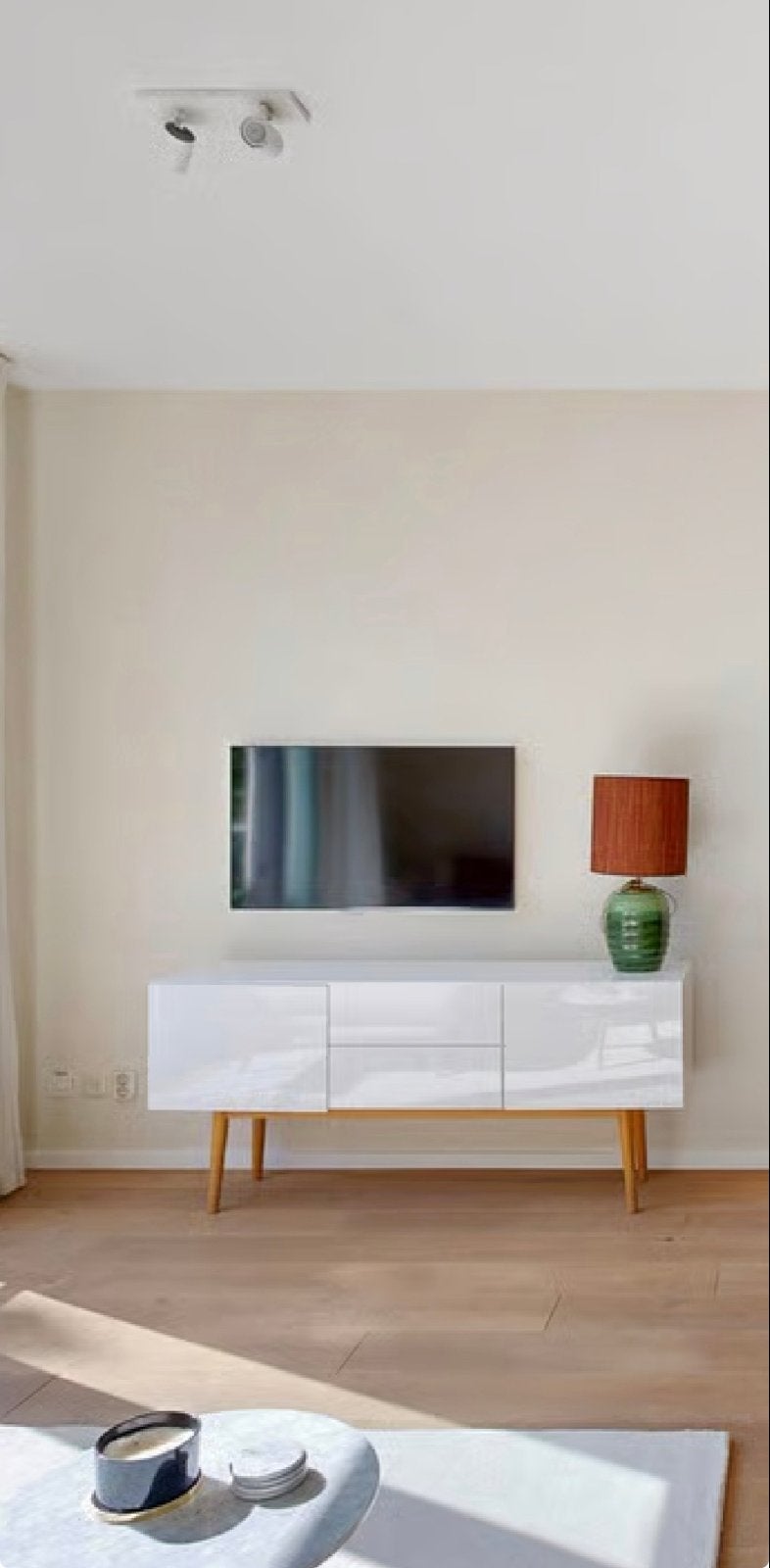 Zuiver - Strak wit tv-meubel / dressoir met houten poten, Ophalen, 150 tot 200 cm, Zo goed als nieuw, Minder dan 100 cm