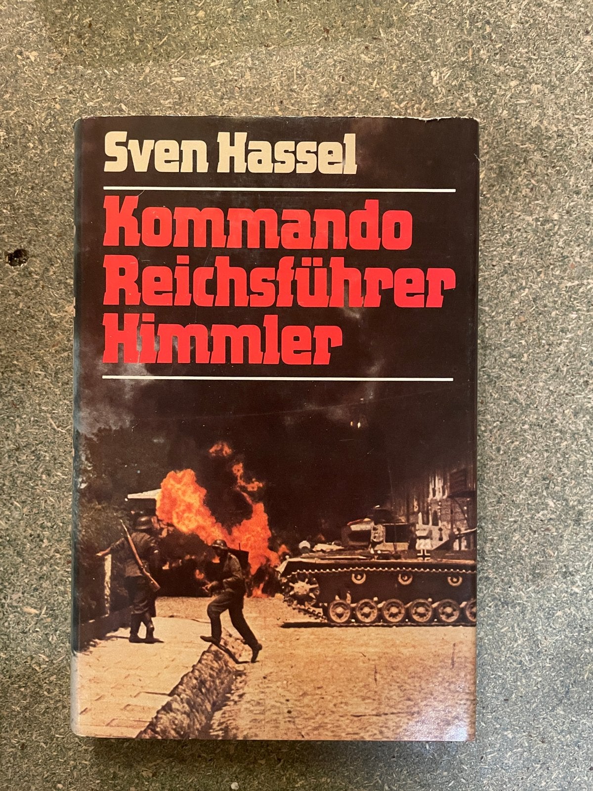 Sven Hassel - Kommando Reichsführer Himmler (Oorlogsroman), Ophalen of Verzenden, Gelezen, Nederland