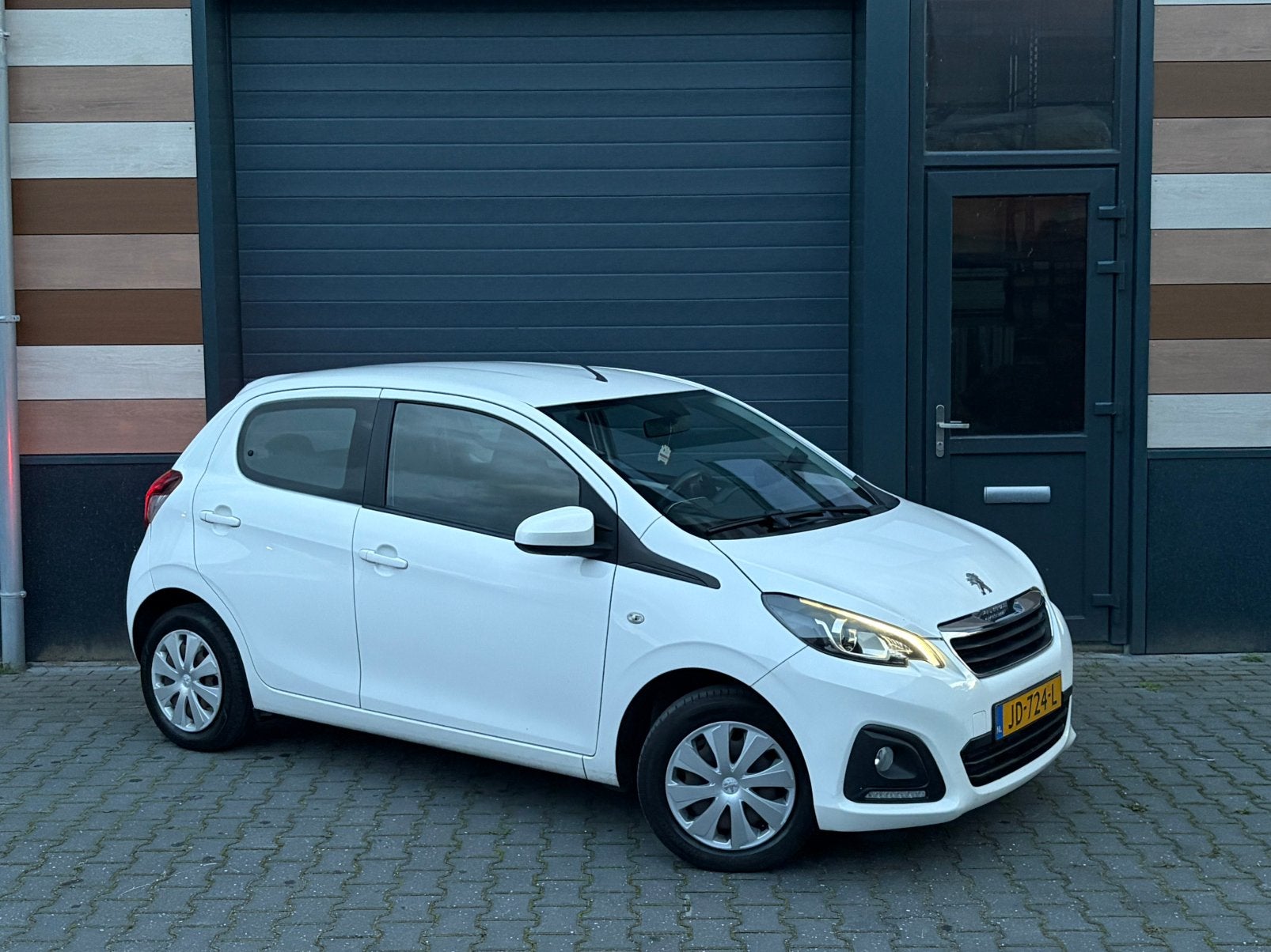 Peugeot 108 1.0 12V E-vti 51KW 5DR 2016 Wit-Nieuwe koppeling, Auto's, Voorwielaandrijving, Stof, 4 stoelen, Wit
