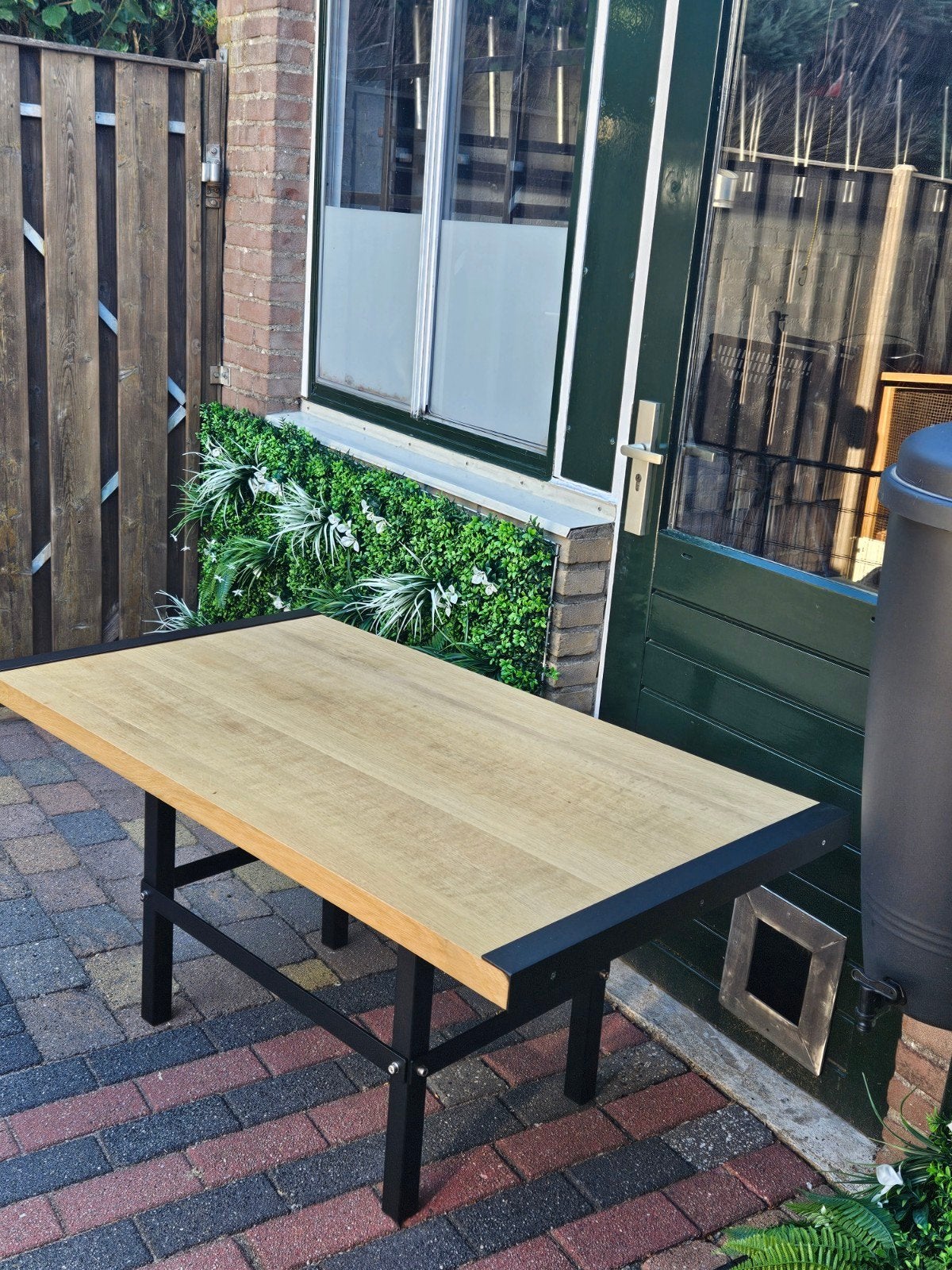 Robuuste eikenhouten buitentafel met zwart RVS onderstel, Ophalen of Verzenden, Nieuw, Rechthoekig, Hout
