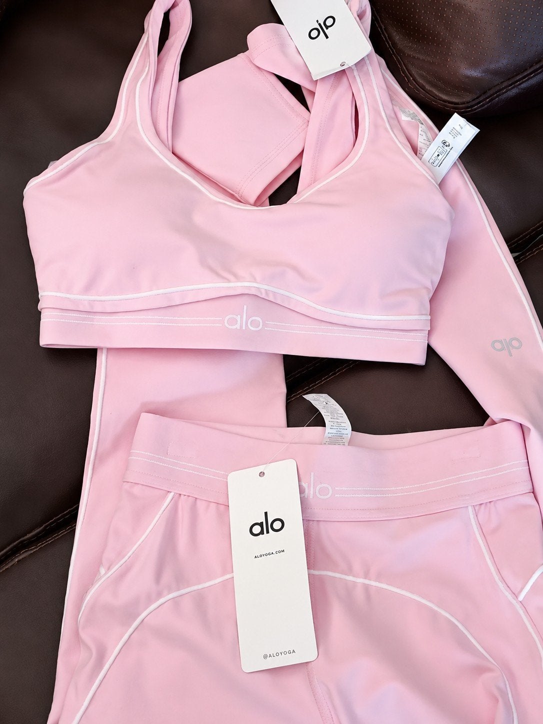 Alo Yoga sportset roze - Nieuw met kaartjes, Kleding | Dames, Maat 38/40 (M), Alo Yoga, Nieuw, Ophalen of Verzenden