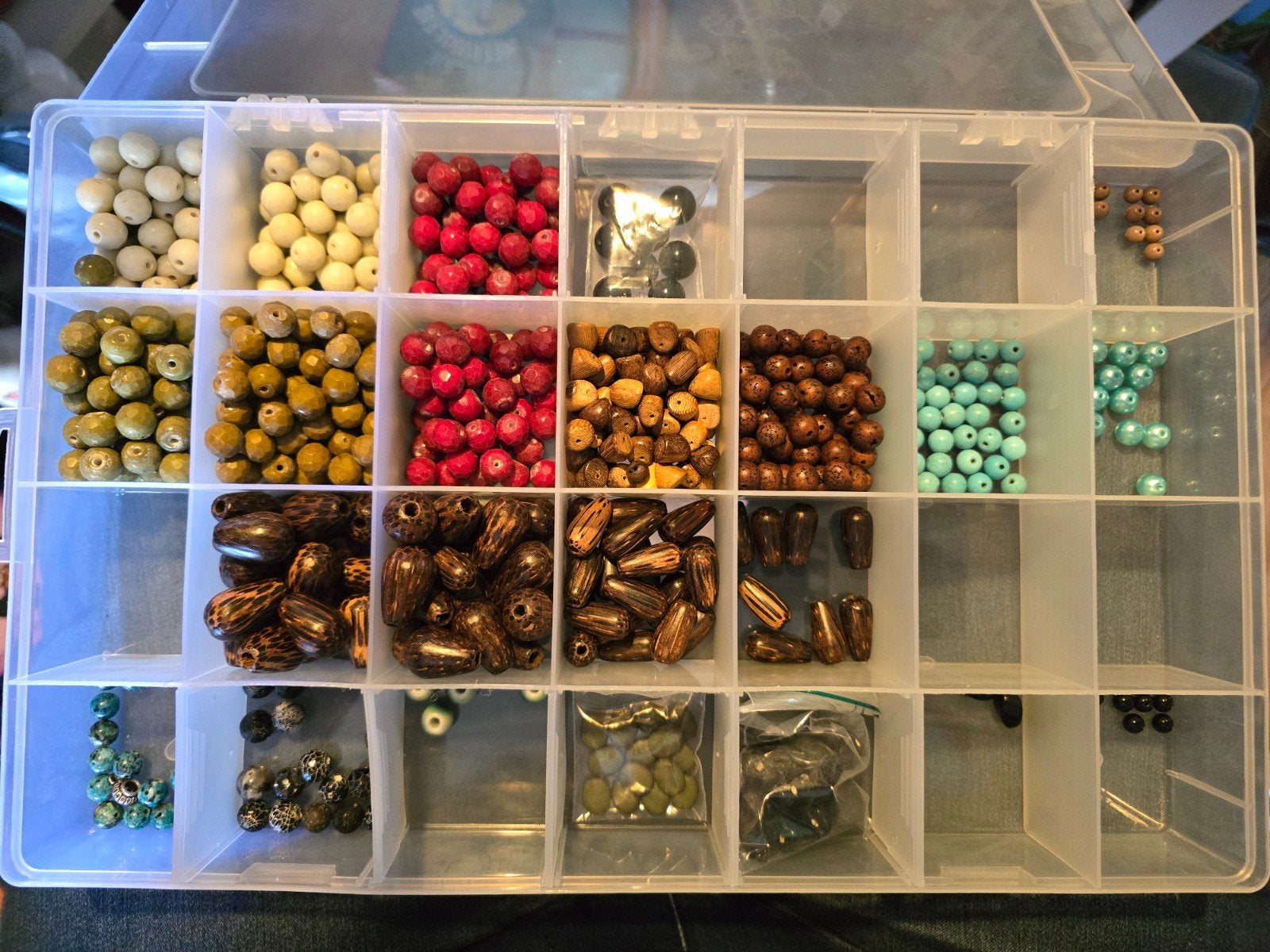 Sorteerbak met diverse kralen van verschillende materialen, Hobby en Vrije tijd, Kralen en Sieraden maken, Ophalen of Verzenden