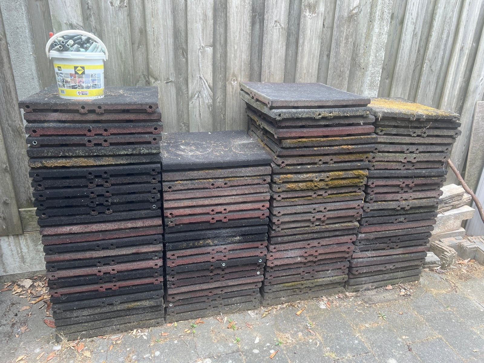 Rubberen tegels voor terras of speelplaats, Doe-het-zelf en Verbouw, Tegels, Ophalen, Gebruikt, 10 m² of meer, Vloertegels