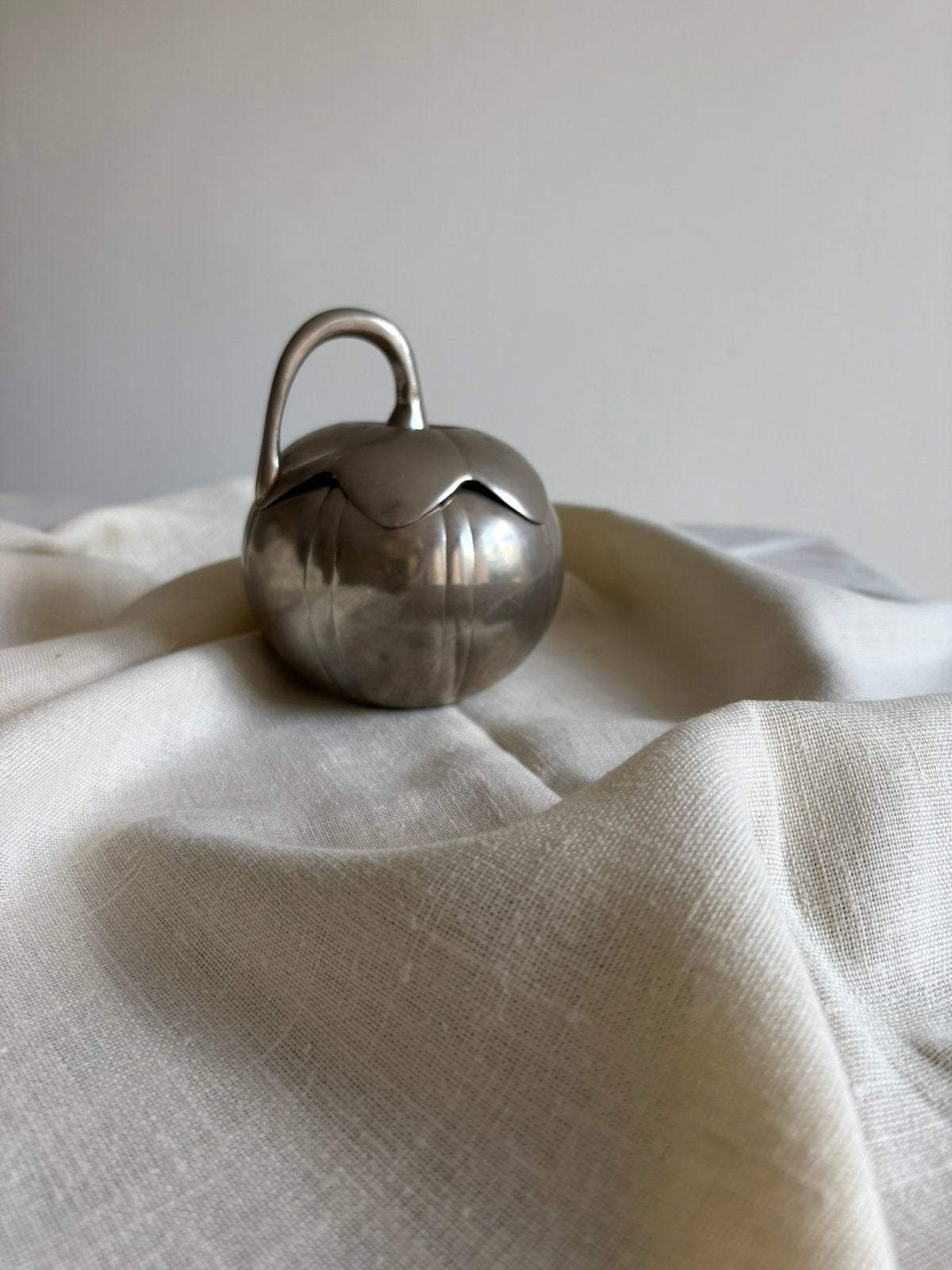 Vintage zilverkleurig metalen ‘tomaat’ pot met deksel, Antiek en Kunst, Ophalen of Verzenden