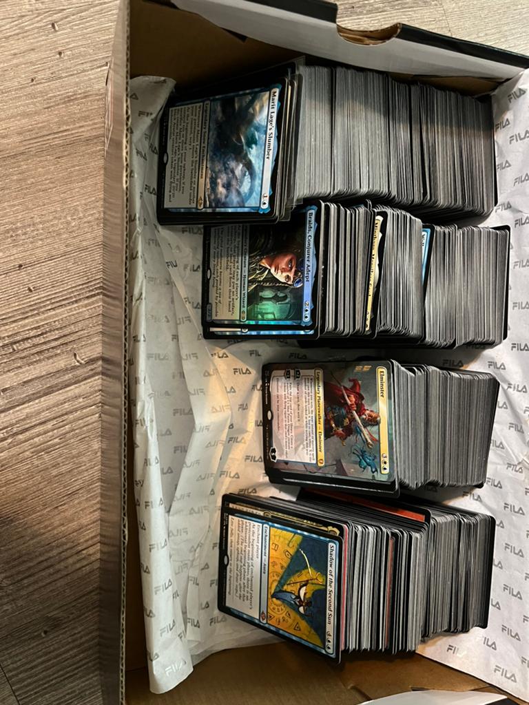 Schoenendoos vol Magic kaarten, Hobby en Vrije tijd, Verzamelkaartspellen | Magic the Gathering, Verzenden, Zo goed als nieuw