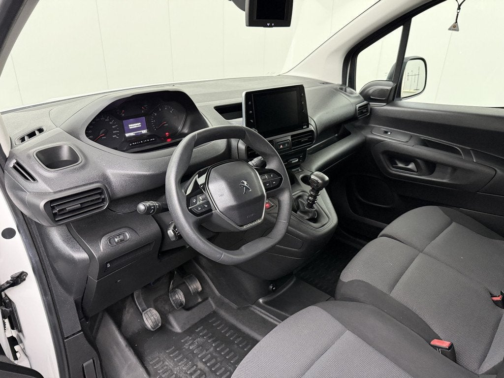Peugeot Partner 1.5 BlueHDI Asphalt | 3-Persoons | Navigatie, Auto's, Voorwielaandrijving, Gebruikt, 4 cilinders, Multifunctioneel stuurwiel