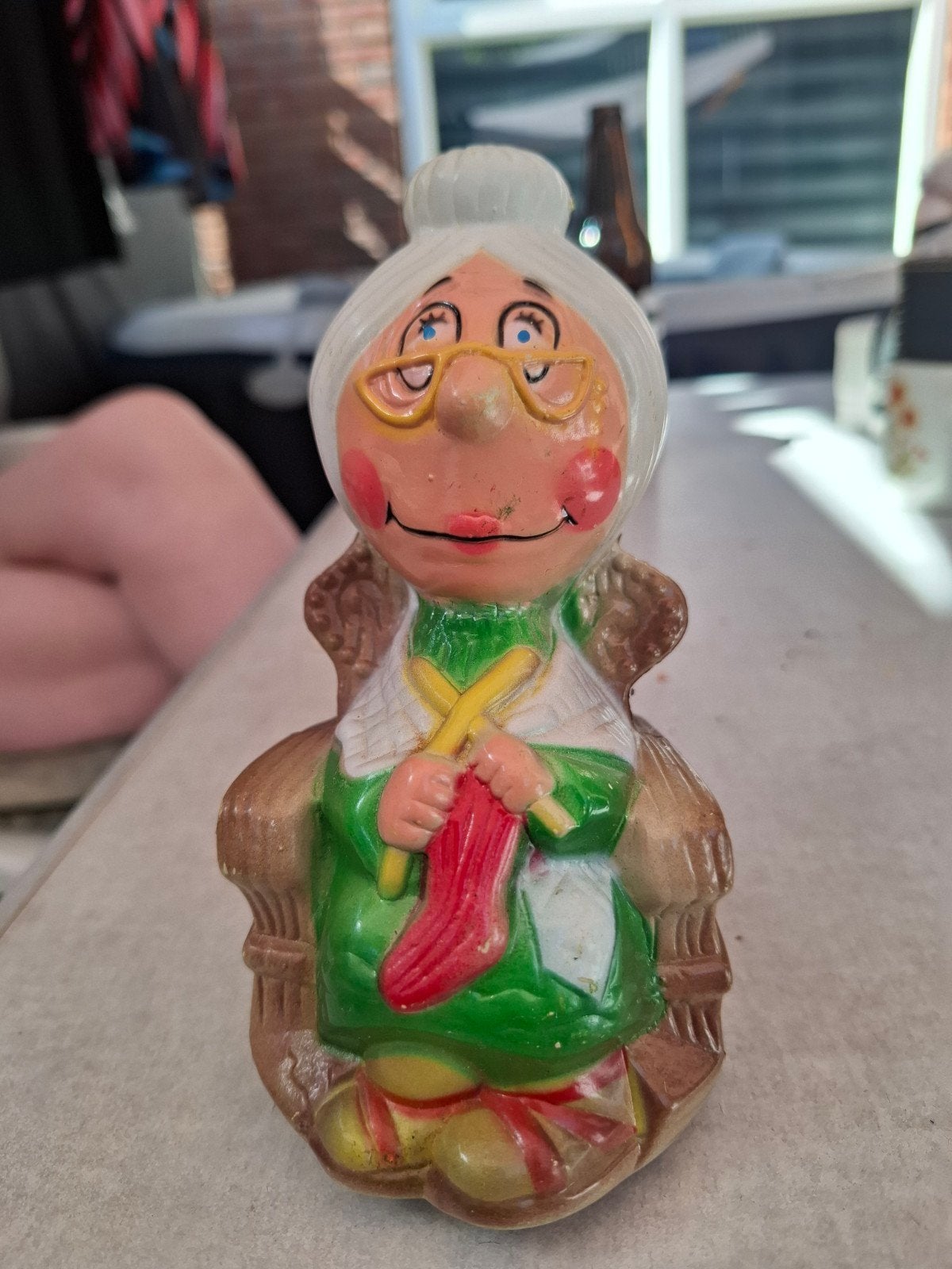 Vintage spaarpot oma in schommelstoel, Verzamelen, Spaarpotten, Gebruikt, Overige thema's, Kunststof, Ophalen of Verzenden