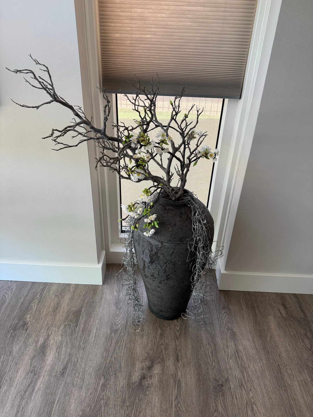 Grote decoratieve vaas met kunstbloemen, Ophalen, Steen, Zwart, Zo goed als nieuw