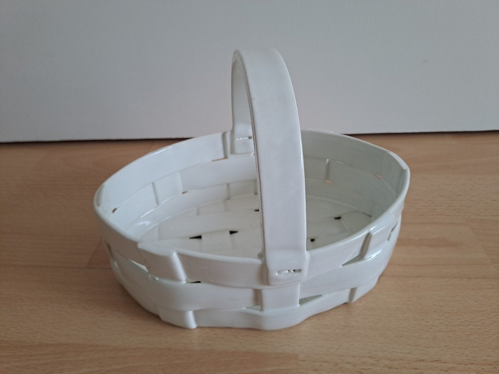 Witte keramische mand met hengsel, Porselein of Keramiek, Mand, Ophalen of Verzenden, Zo goed als nieuw