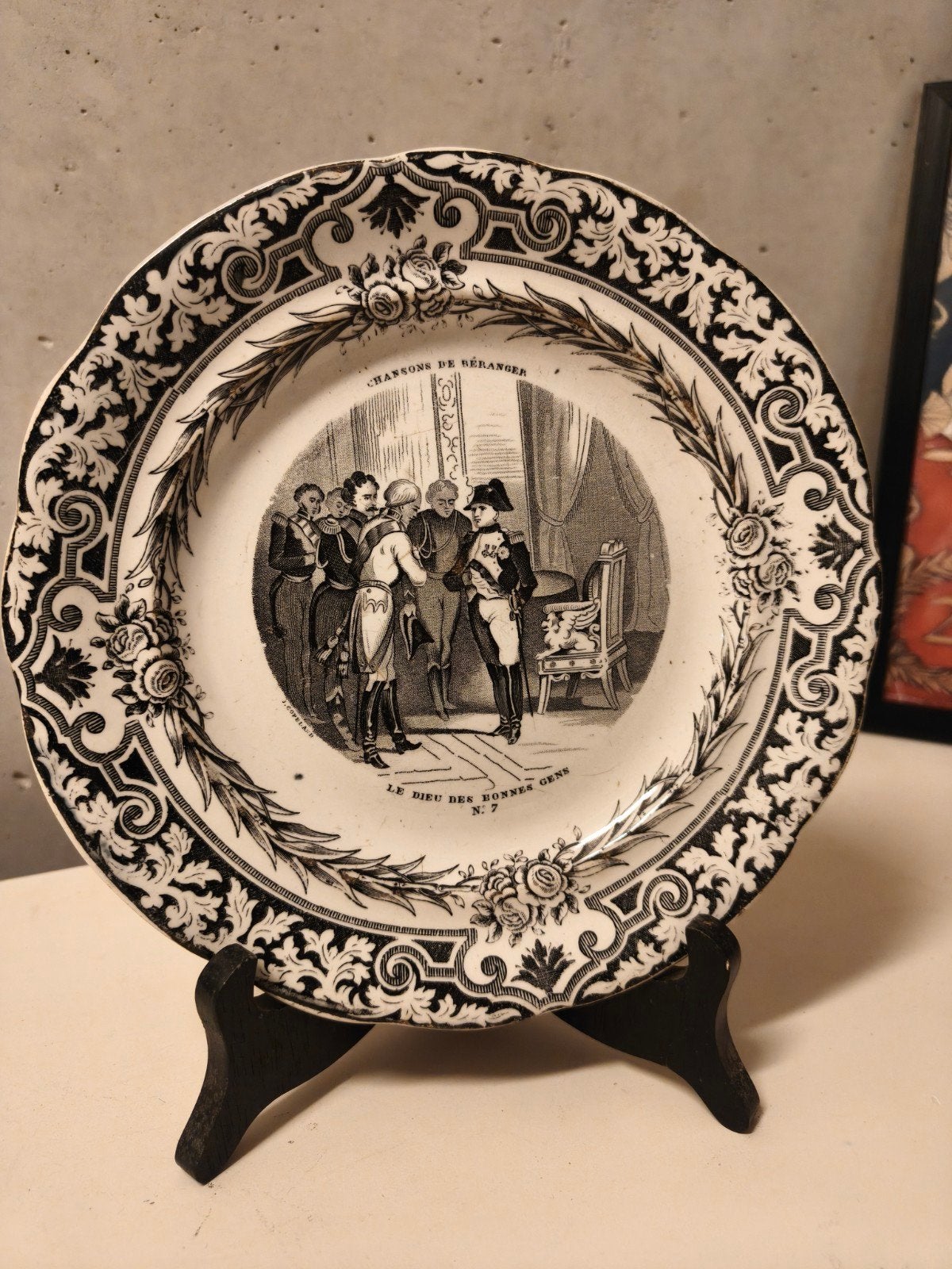 Antiek Gien bord met Napoleon decoratie, Ophalen of Verzenden