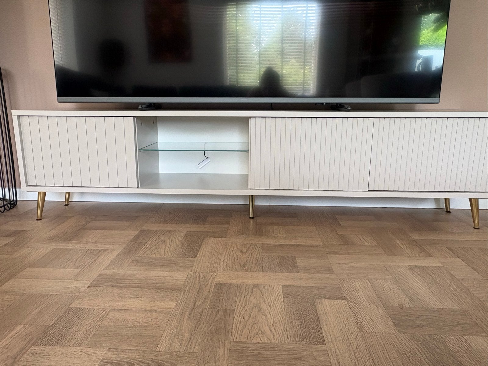 Beige nette tv meubel met gouden poten, Huis en Inrichting, Kasten | Televisiemeubels, Ophalen, 150 tot 200 cm, Zo goed als nieuw