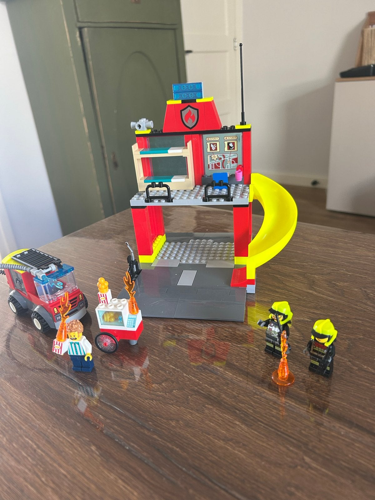 Lego City Brandweerkazerne 60375, Kinderen en Baby's, Speelgoed | Duplo en Lego, Ophalen, Inclusief minifiguren, Lego, Complete set