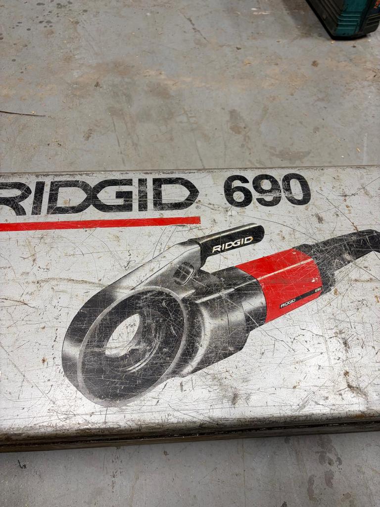 Rigid 690 Draadsnijmachine, Doe-het-zelf en Verbouw, Gereedschap | Slijpmachines, Ophalen of Verzenden, Zo goed als nieuw, Minder dan 700 watt