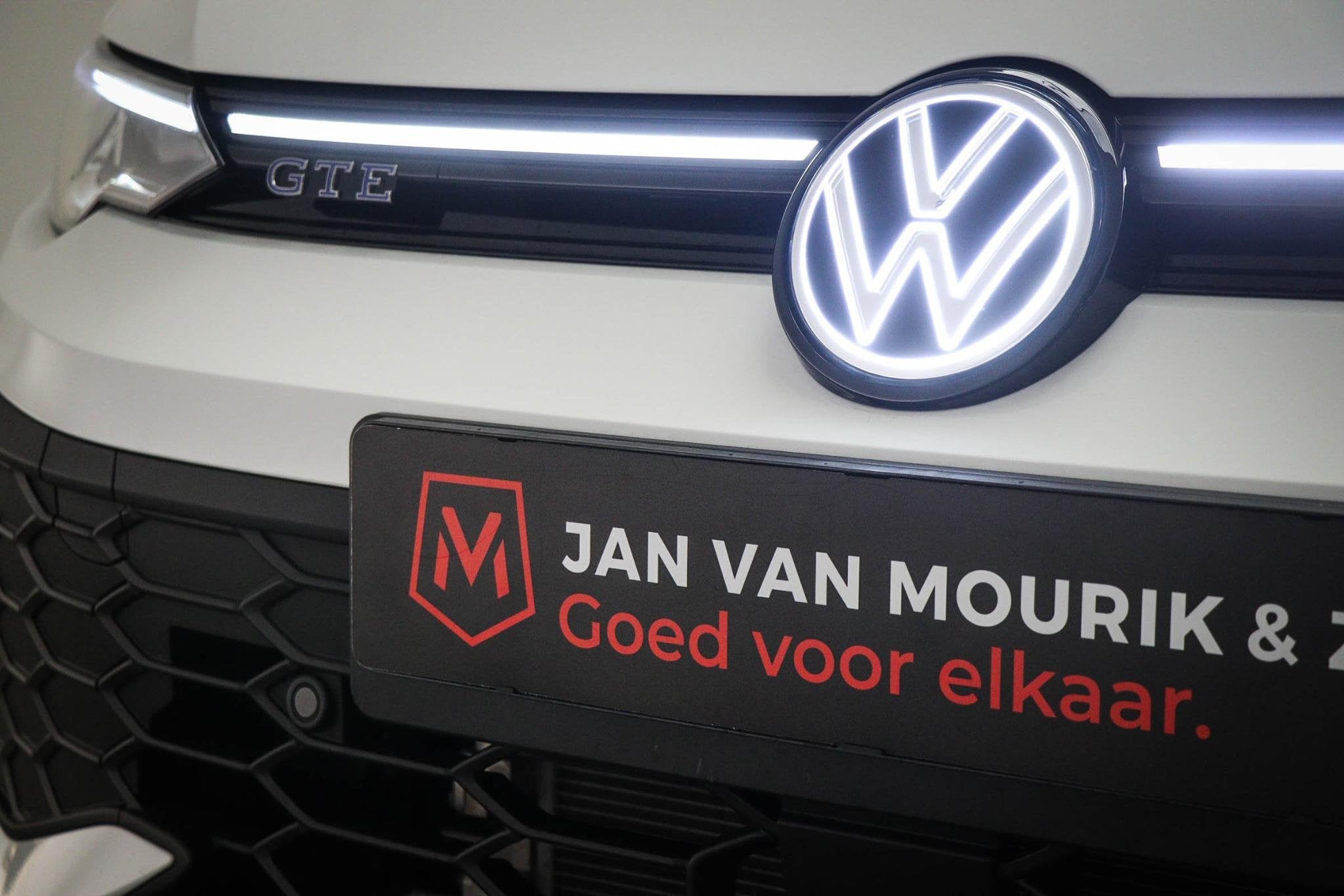 Volkswagen Golf 1.5 eHybrid GTE | BLACK STYLE / MULTIMEDIA P, Stof, 4 cilinders, Met garantie (alle), 150 min
