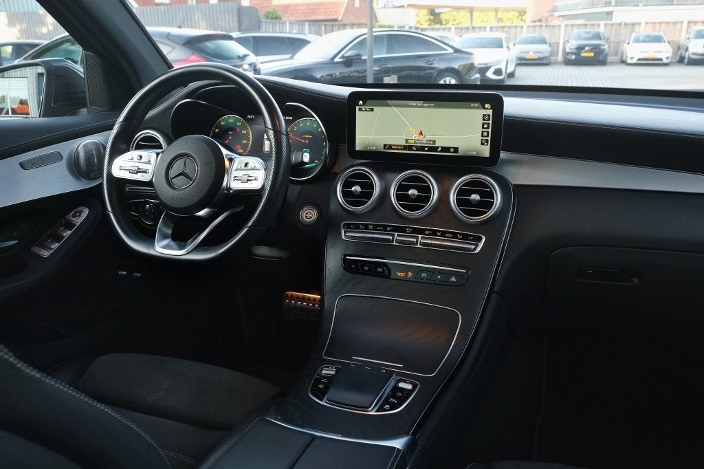 Mercedes-Benz GLC 300e 4Motion AMG Pano, Burmester, Auto's, Automaat, Dealer onderhouden, 14 kWh, Gebruikt