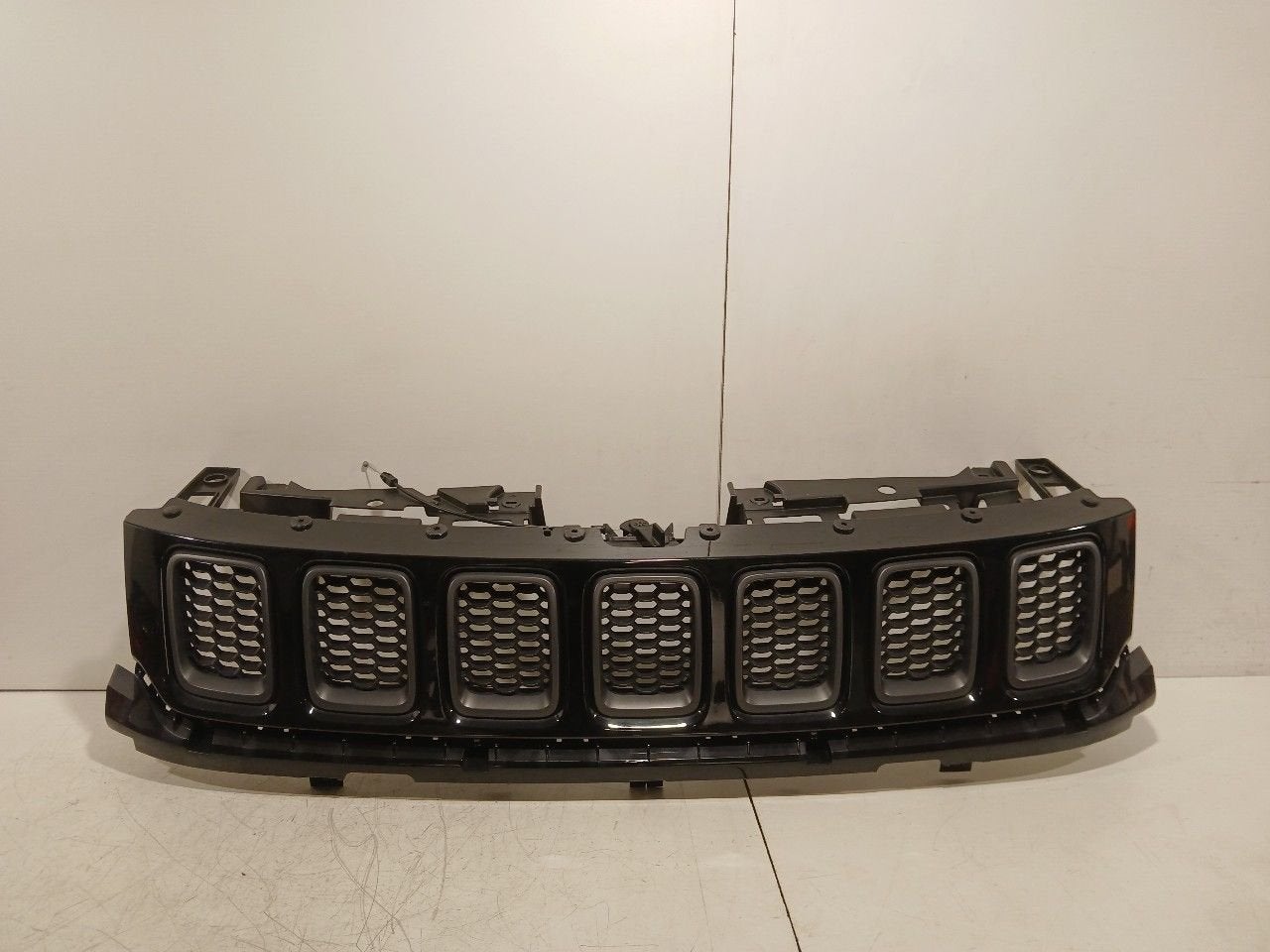 Grille Jeep Compass, Jeep, Onderdelen@venauto.nl, Van der Ven Autorecycling B.V., Gebruikt