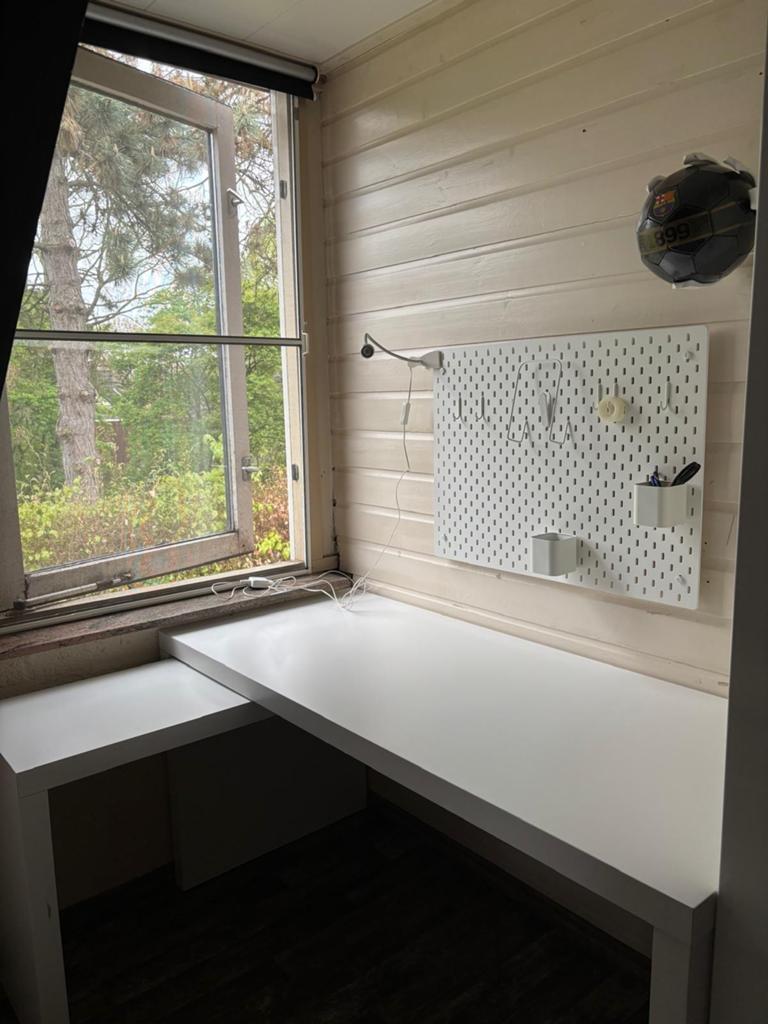 IKEA Malm bureau met uittrekbaar blad - Wit, Huis en Inrichting, Bureaus, Ophalen, Gebruikt, Spaanplaat of MDF, IKEA