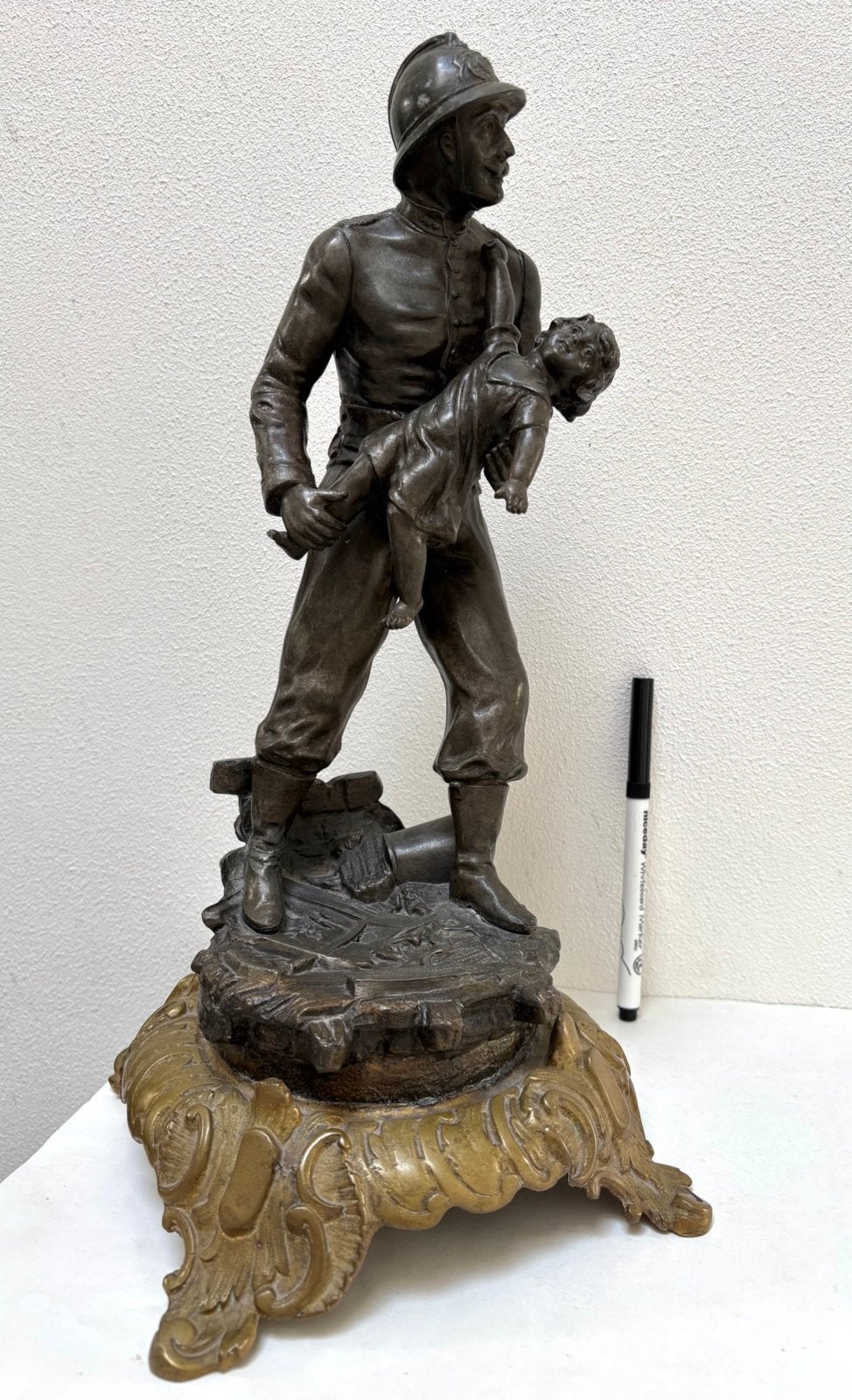 A. Rucho - Beeld van brandweerman met Adrian helm, Ophalen, Overige soorten, Overige gebieden, Miniatuur of Beeldje