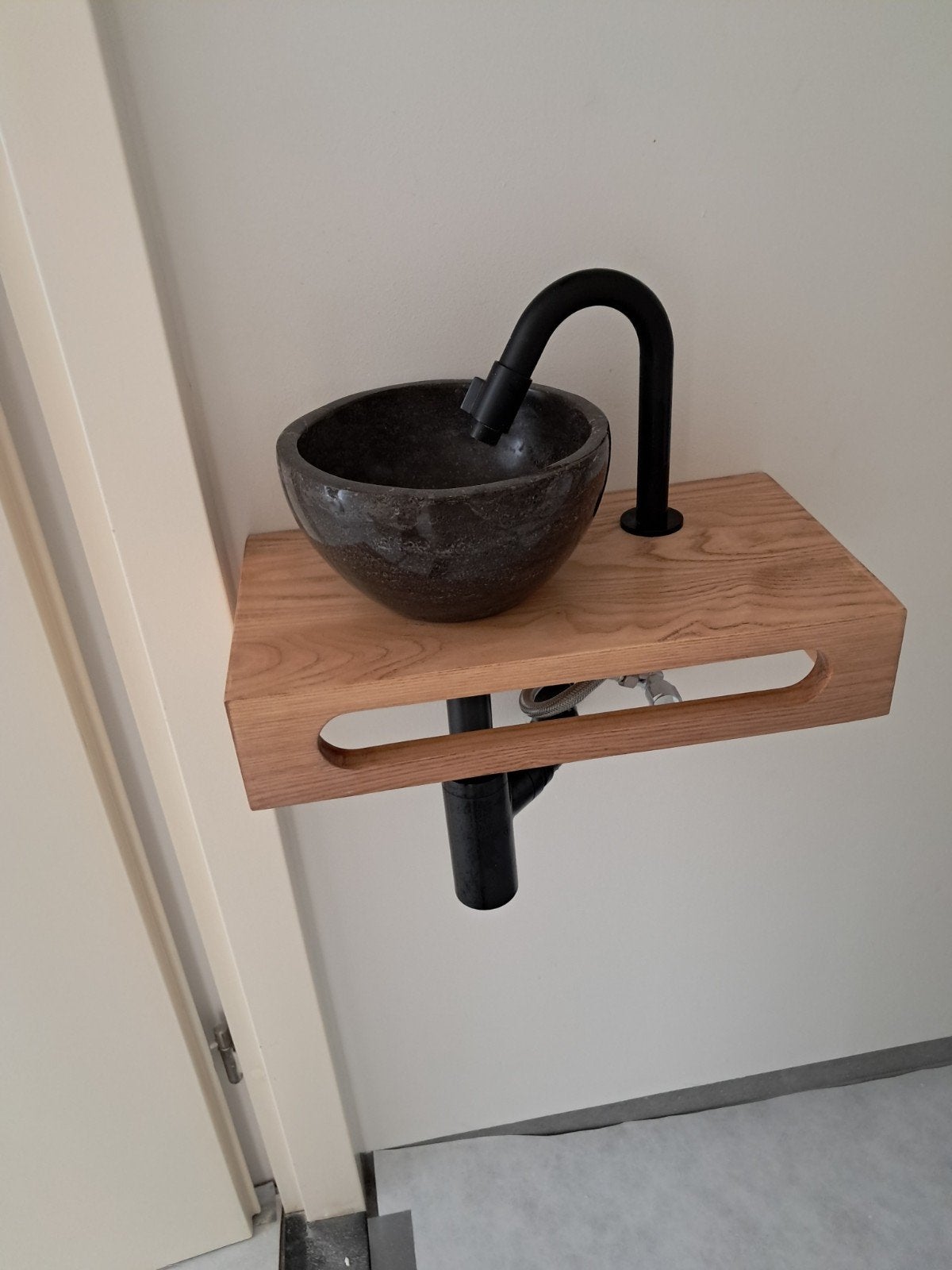 Mooi wasbakje voor toilet met hardsteen en handdoekhouder, Ophalen, Zo goed als nieuw, Steen, Wastafel