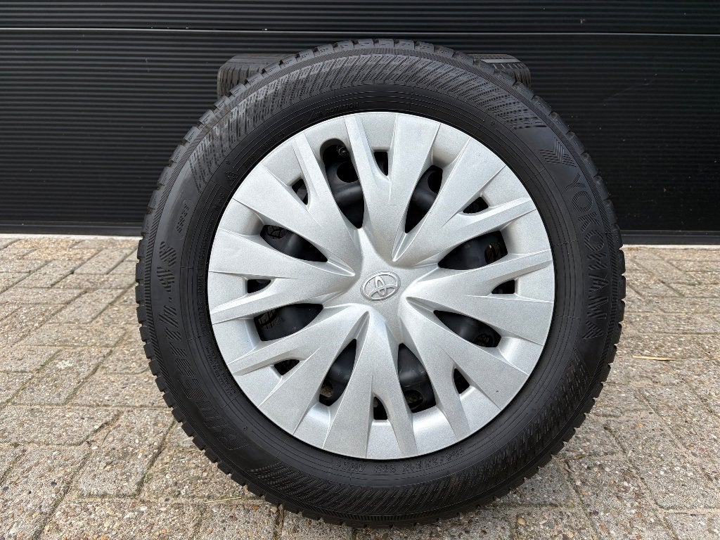 Set all-weather wielen+wieldoppen – Toyota Yaris – 185/65R15, Auto-onderdelen, Ophalen, Gebruikt, 15 inch, Banden en Velgen
