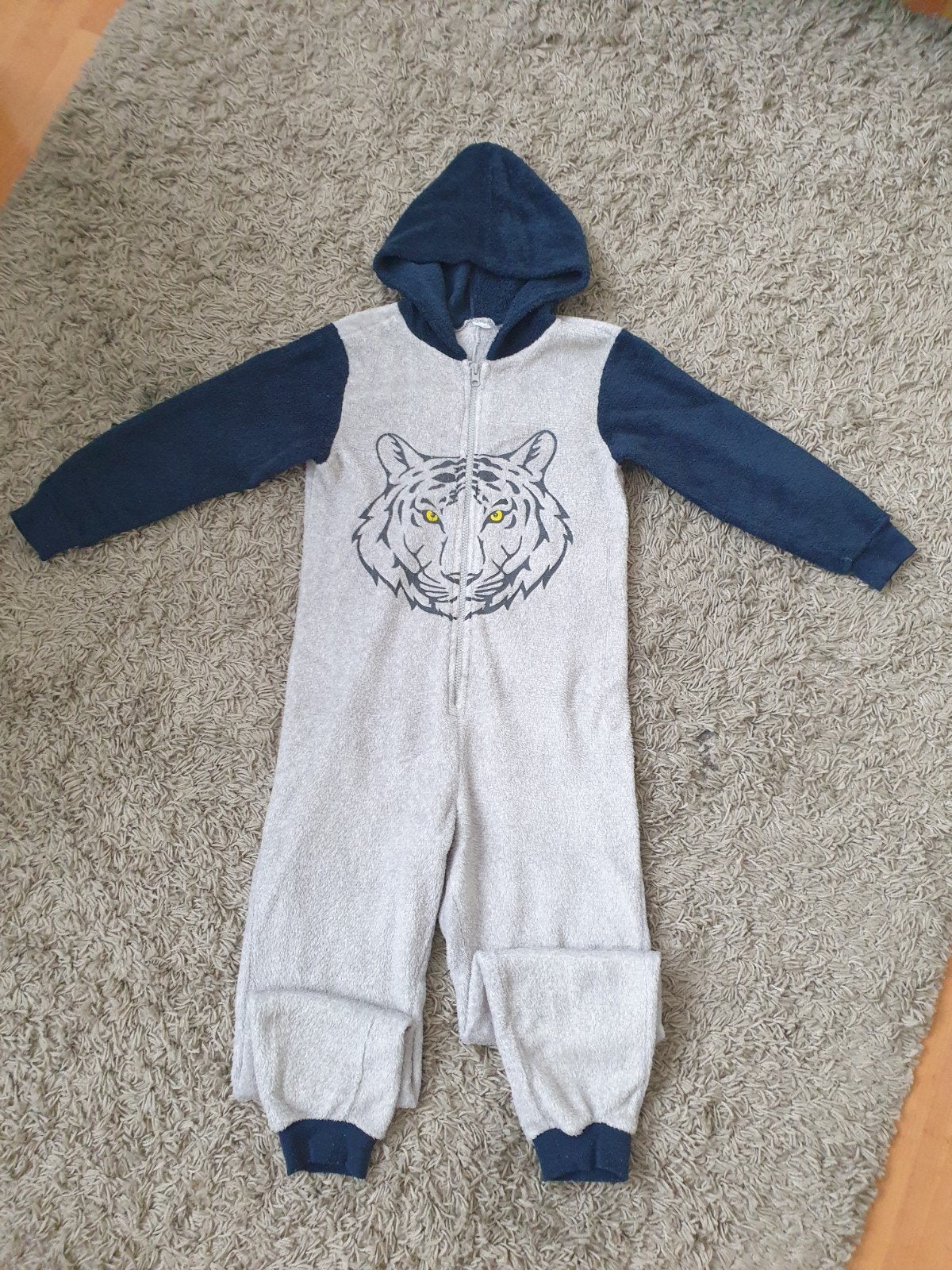 Comfortabele kinderpyjama met tijgerprint, maat 134, Ophalen of Verzenden, Gebruikt, Onbekend, Jongen of Meisje